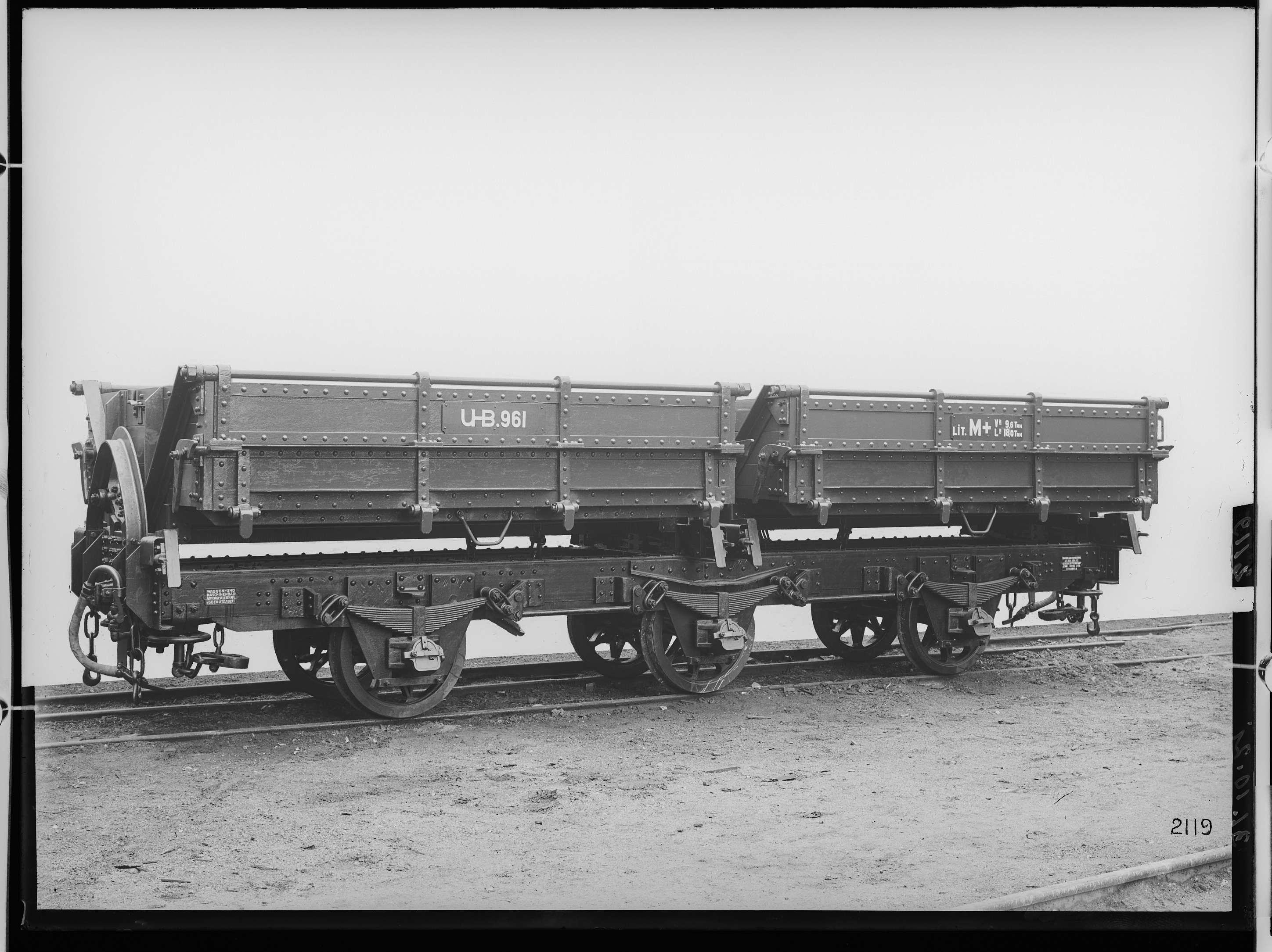 Fotografie: dreiachsiger Kippkastenwagen ohne Bremse, 1921 (Schenkung der Bombardier Transportation, Werk Görlitz | Eigentum/Sammlung der Verkehrsmuseums Dresden gGmbH CC BY-NC-SA)
