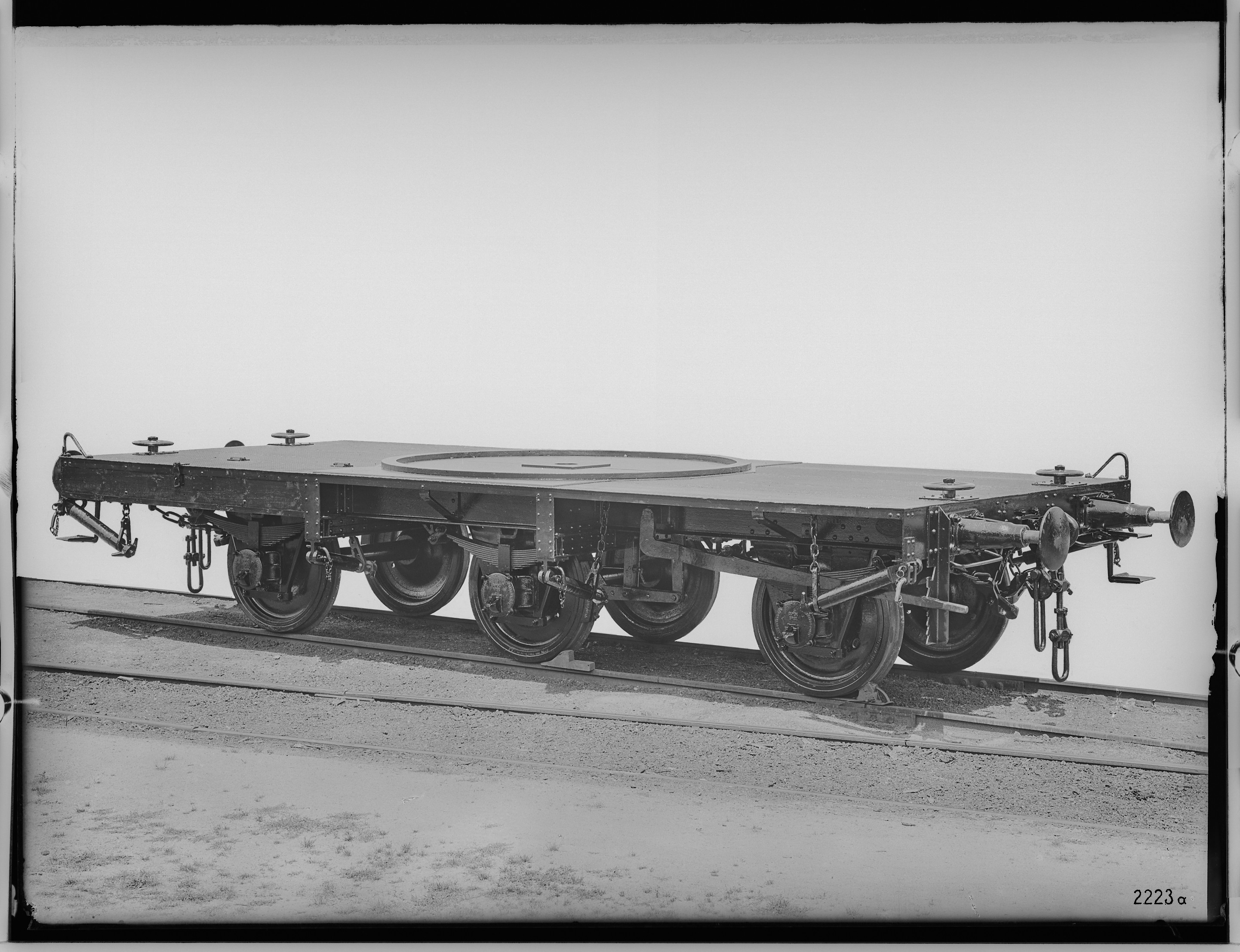 Fotografie: dreiachsiger Kranwagen (Ansicht II), 1923 (Schenkung der Bombardier Transportation, Werk Görlitz | Eigentum/Sammlung der Verkehrsmuseums Dresden gGmbH CC BY-NC-SA)