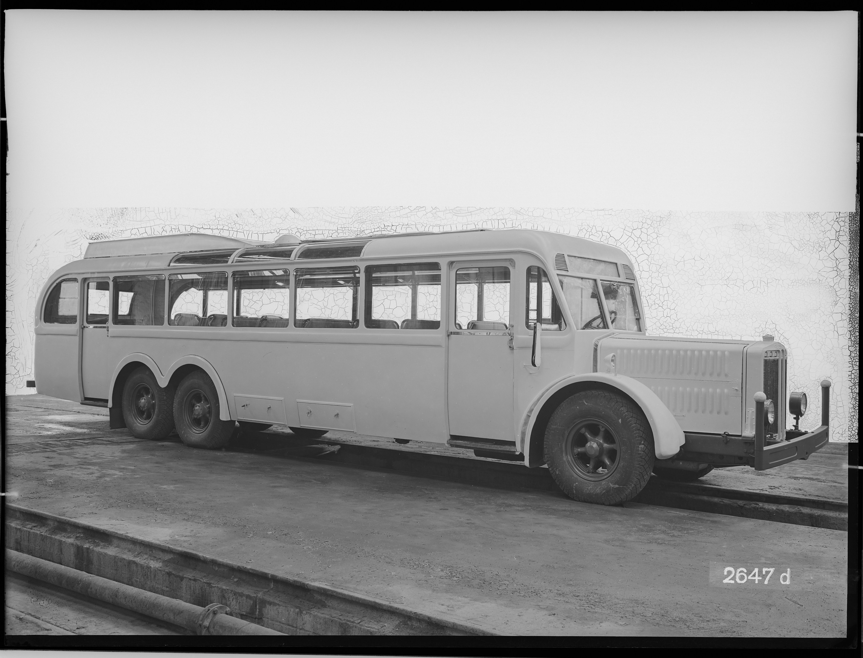 Fotografie: dreiachsiger Omnibus (Außenansicht I, Retusche vorhanden), 1934 (Schenkung der Bombardier Transportation, Werk Görlitz | Eigentum/Sammlung der Verkehrsmuseums Dresden gGmbH CC BY-NC-SA)