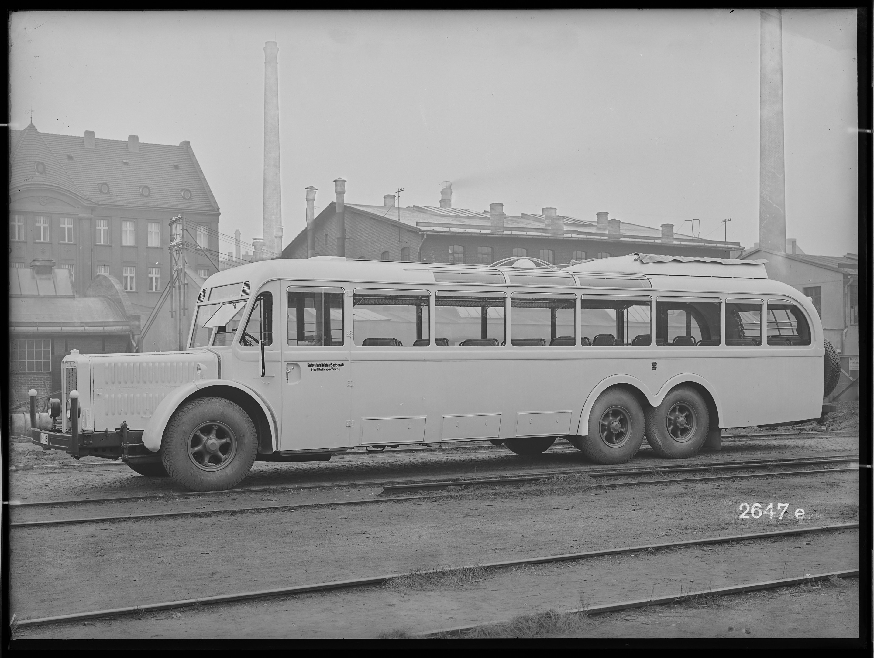 Fotografie: dreiachsiger Omnibus (Außenansicht II), 1934 (Schenkung der Bombardier Transportation, Werk Görlitz | Eigentum/Sammlung der Verkehrsmuseums Dresden gGmbH CC BY-NC-SA)