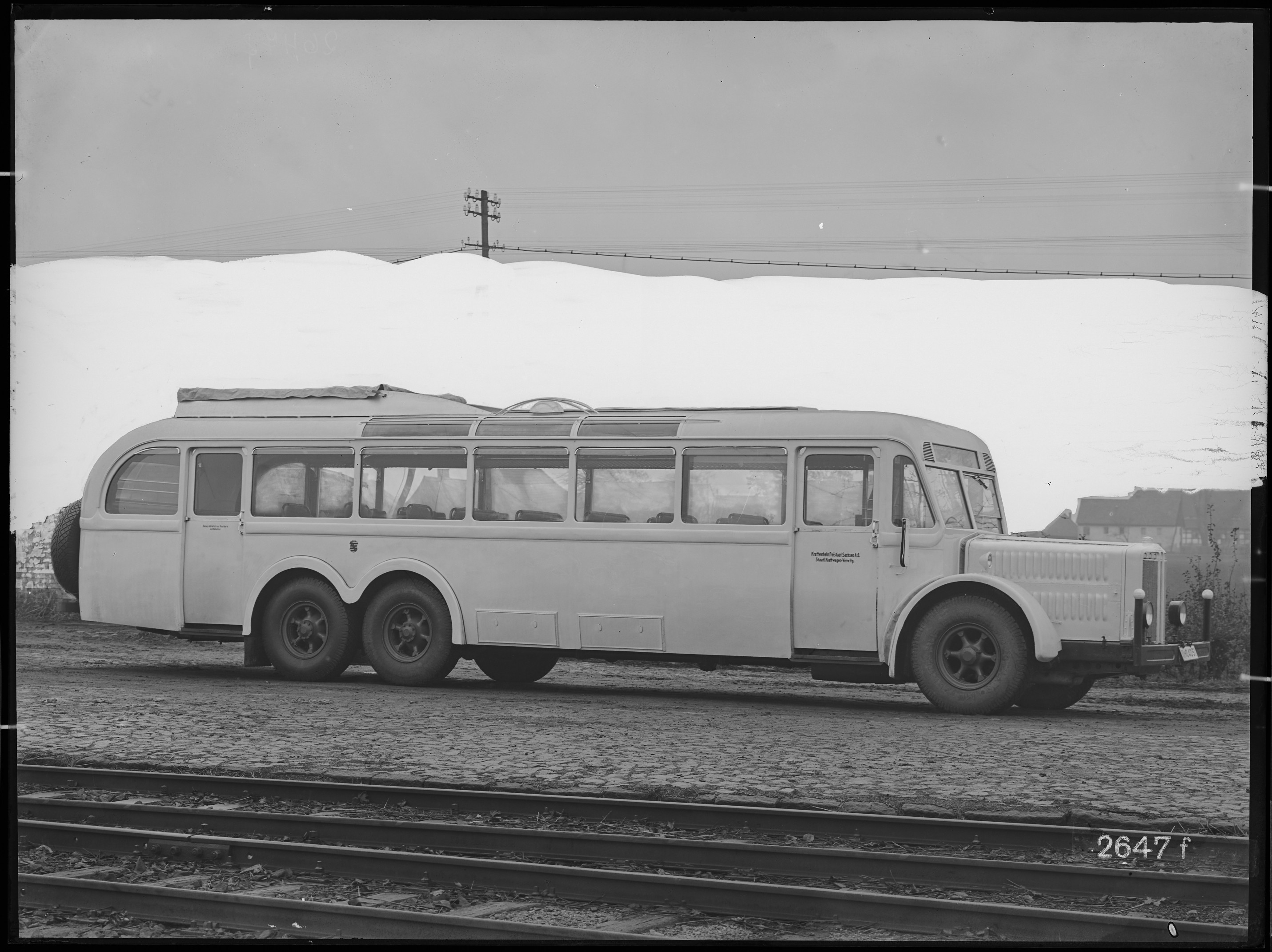 Fotografie: dreiachsiger Omnibus (Außenansicht III), 1934 (Schenkung der Bombardier Transportation, Werk Görlitz | Eigentum/Sammlung der Verkehrsmuseums Dresden gGmbH CC BY-NC-SA)