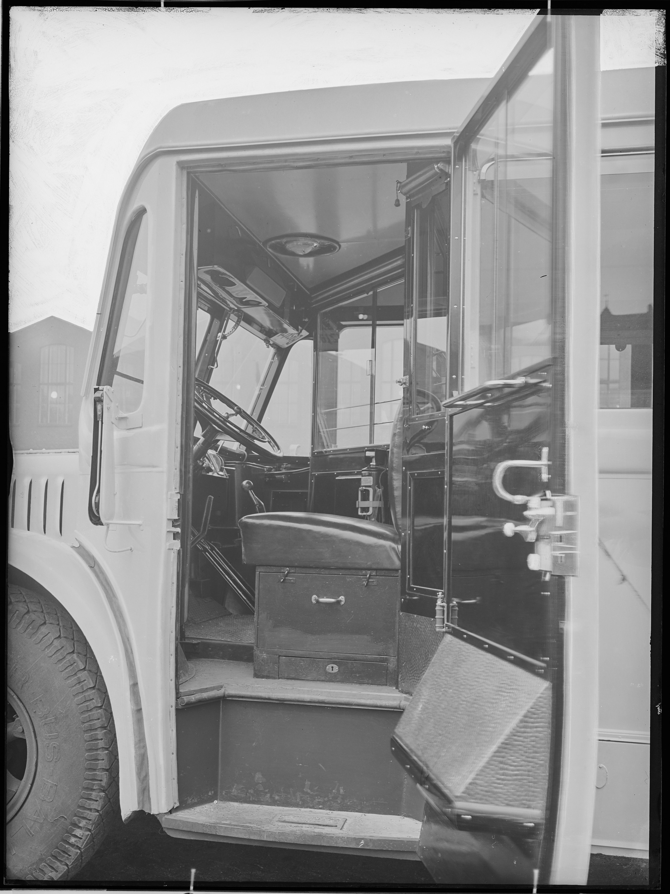 Fotografie: dreiachsiger Omnibus (Raum für Wagenführer I), 1934 (Schenkung der Bombardier Transportation, Werk Görlitz | Eigentum/Sammlung der Verkehrsmuseums Dresden gGmbH CC BY-NC-SA)
