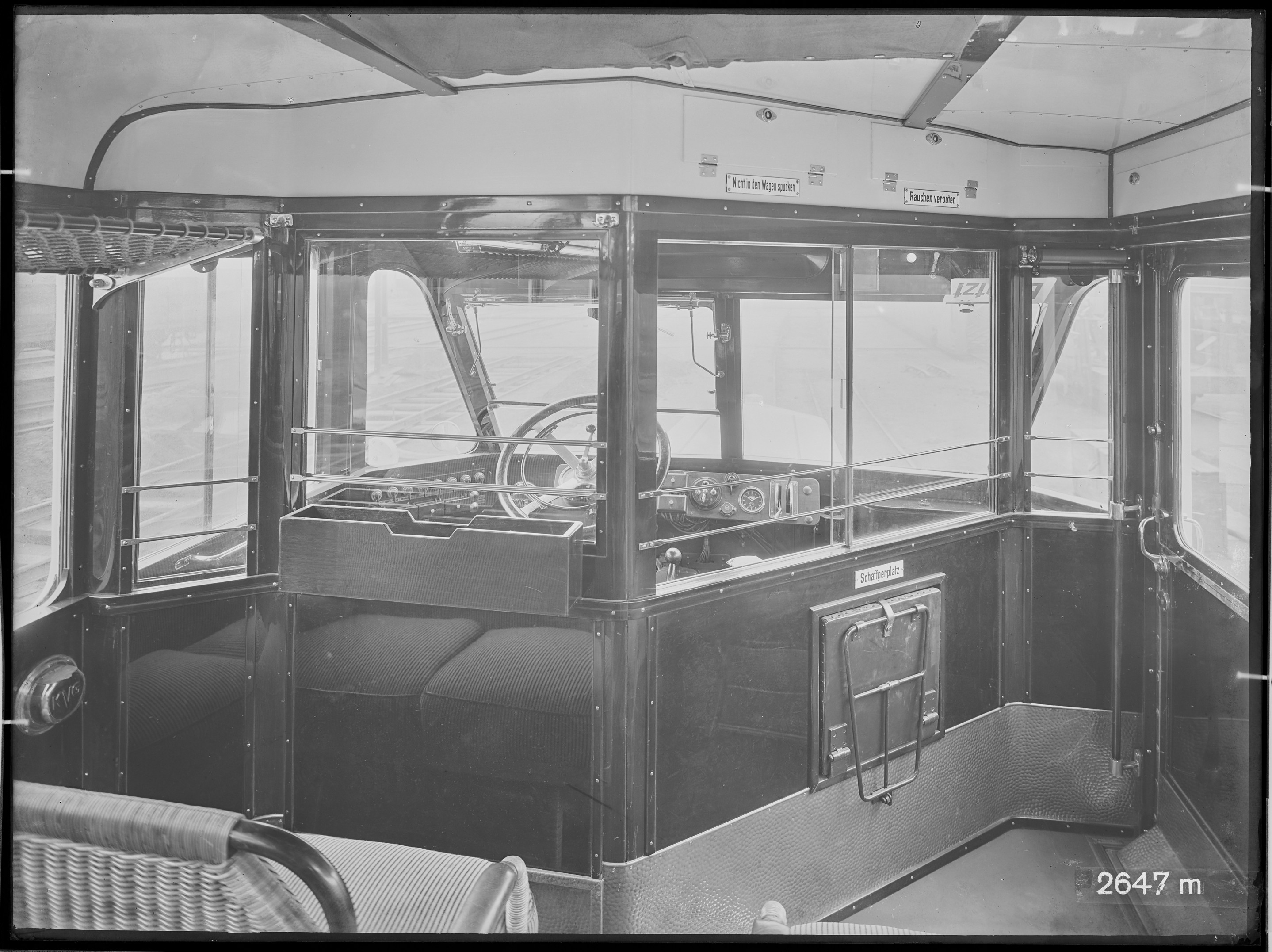 Fotografie: dreiachsiger Omnibus (Raum für Wagenführer II), 1934 (Schenkung der Bombardier Transportation, Werk Görlitz | Eigentum/Sammlung der Verkehrsmuseums Dresden gGmbH CC BY-NC-SA)