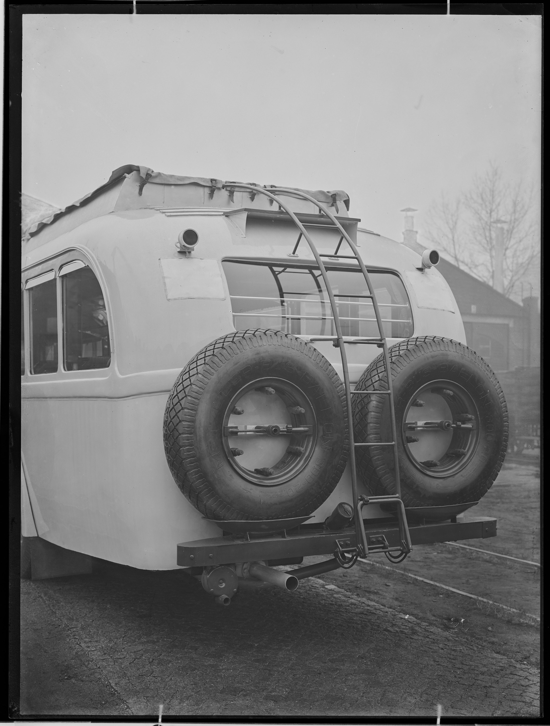 Fotografie: dreiachsiger Omnibus (Rückansicht), 1934 (Schenkung der Bombardier Transportation, Werk Görlitz | Eigentum/Sammlung der Verkehrsmuseums Dresden gGmbH CC BY-NC-SA)