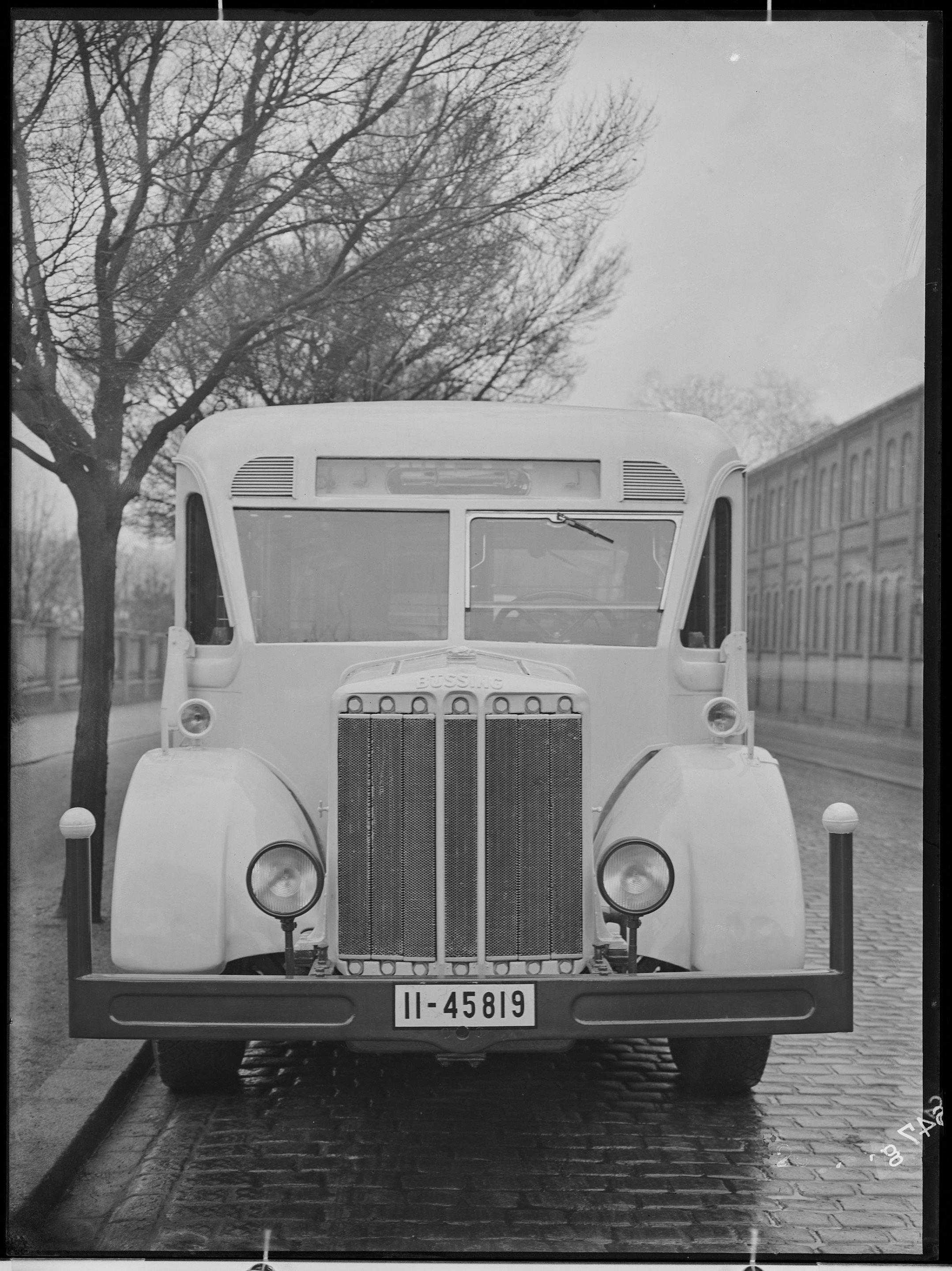 Fotografie: dreiachsiger Omnibus (Vorderansicht), 1934 (Schenkung der Bombardier Transportation, Werk Görlitz | Eigentum/Sammlung der Verkehrsmuseums Dresden gGmbH CC BY-NC-SA)