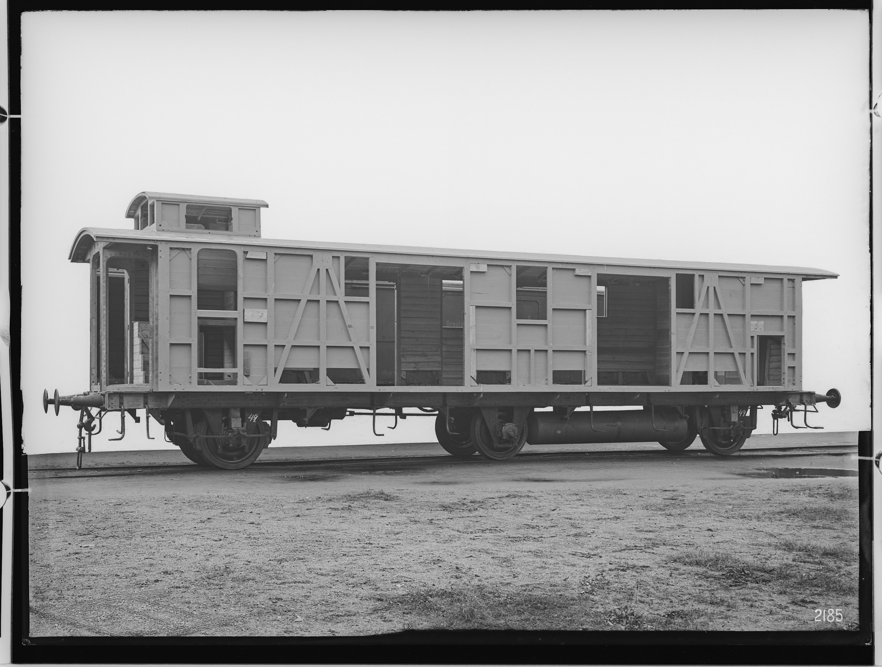 Fotografie: dreiachsiger Personen-Gepäckwagen (im Bau), 1922 (Schenkung der Bombardier Transportation, Werk Görlitz | Eigentum/Sammlung der Verkehrsmuseums Dresden gGmbH CC BY-NC-SA)