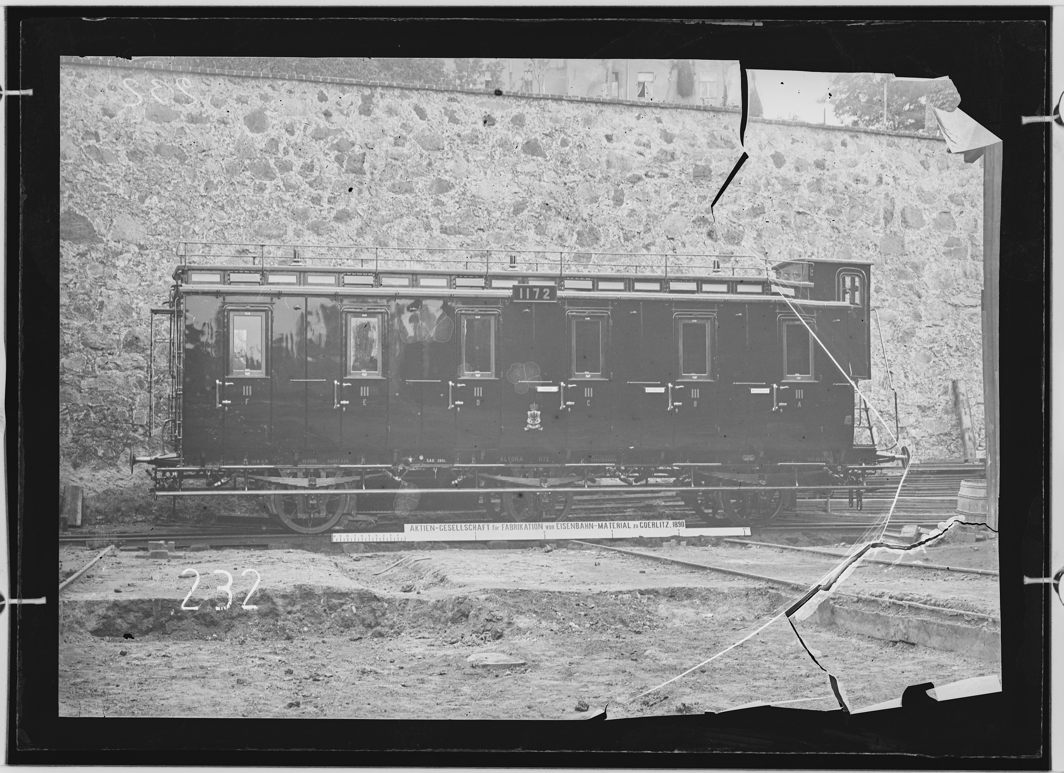 Fotografie: dreiachsiger Personenwagen, 1890 (Schenkung der Bombardier Transportation, Werk Görlitz | Eigentum/Sammlung der Verkehrsmuseums Dresden gGmbH CC BY-NC-SA)