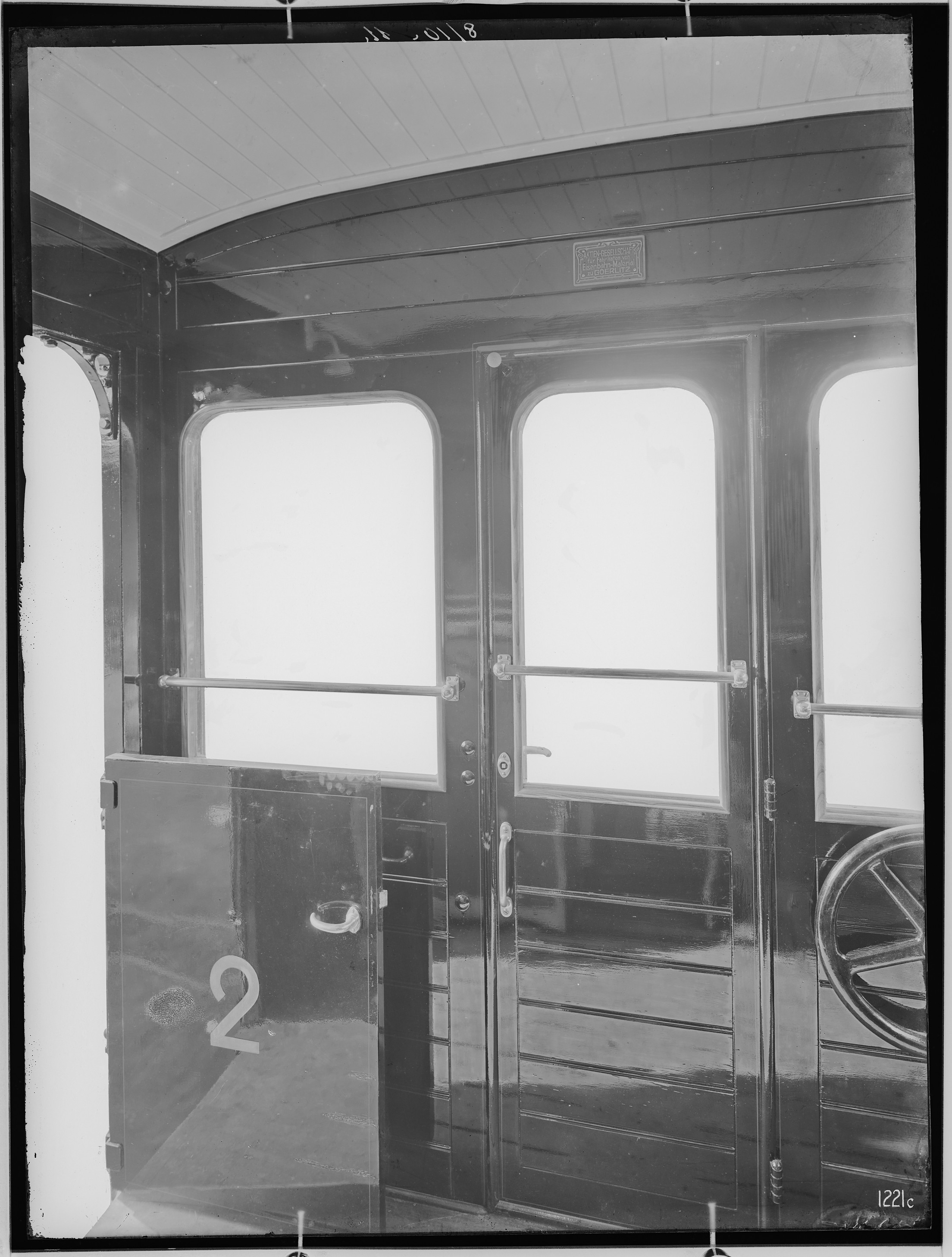 Fotografie: dreiachsiger Personenwagen zweite und dritte Klasse (Plattform), 1911 (Schenkung der Bombardier Transportation, Werk Görlitz | Eigentum/Sammlung der Verkehrsmuseums Dresden gGmbH CC BY-NC-SA)
