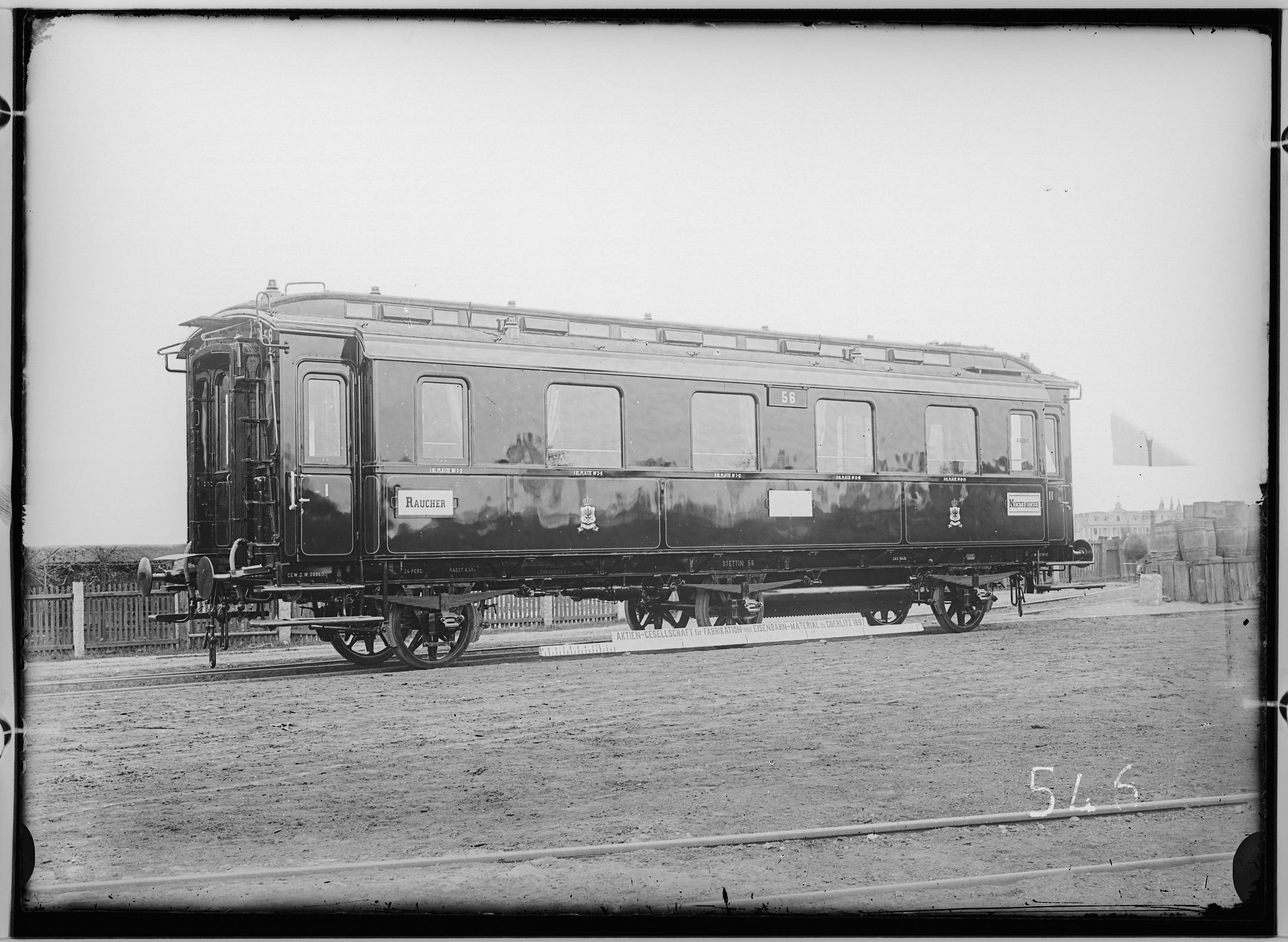 Fotografie: dreiachsiger Salonwagen, 1897 (Schenkung der Bombardier Transportation, Werk Görlitz | Eigentum/Sammlung der Verkehrsmuseums Dresden gGmbH CC BY-NC-SA)