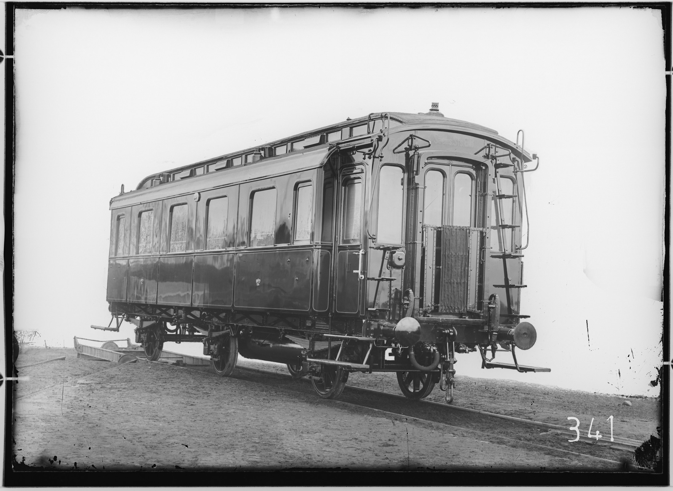 Fotografie: dreiachsiger Salonwagen (Vorderansicht), 1893 (Schenkung der Bombardier Transportation, Werk Görlitz | Eigentum/Sammlung der Verkehrsmuseums Dresden gGmbH CC BY-NC-SA)