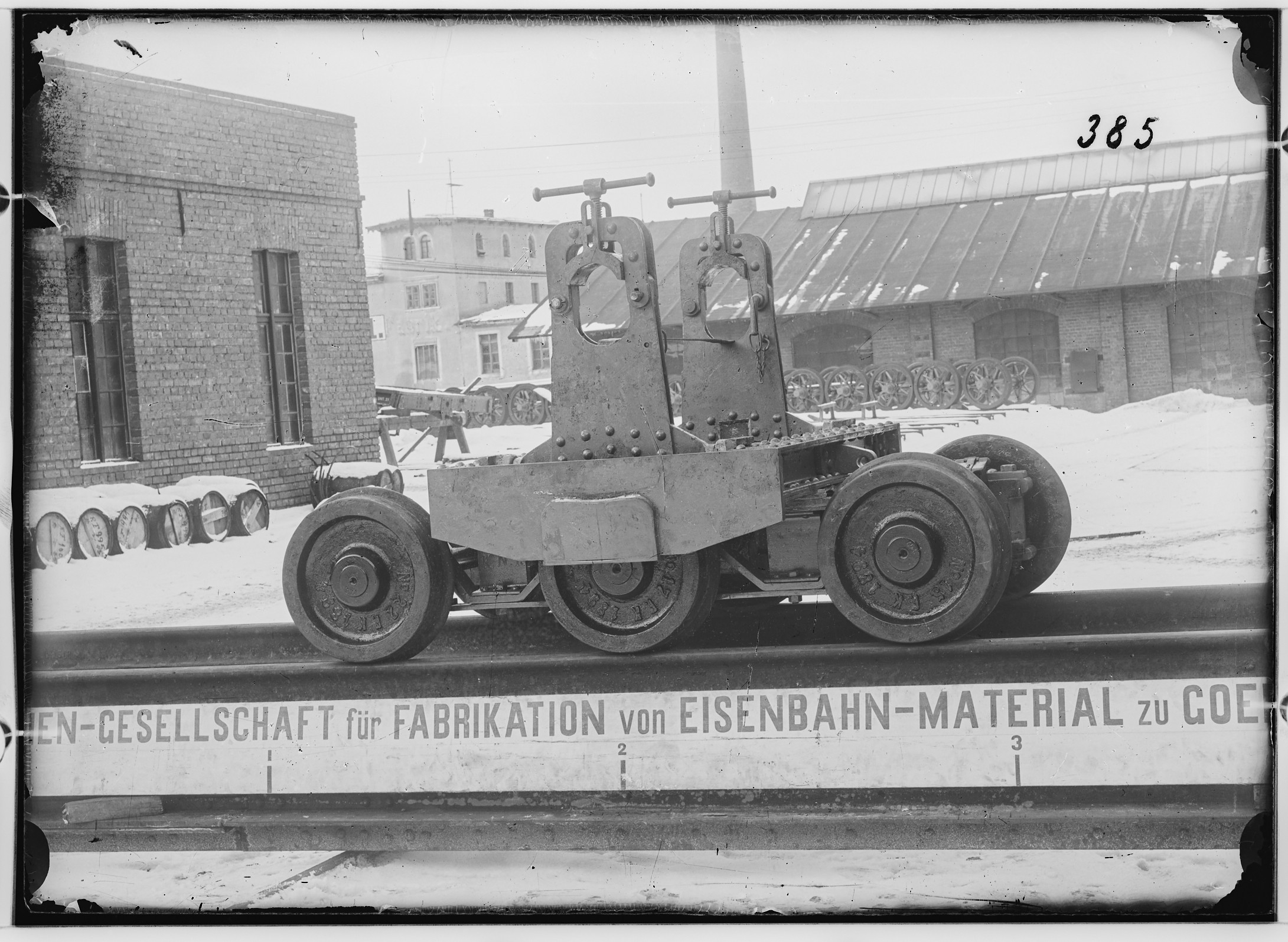Fotografie: dreiachsiges Untergestell für Schmalspurwagen, 1895 (Schenkung der Bombardier Transportation, Werk Görlitz | Eigentum/Sammlung der Verkehrsmuseums Dresden gGmbH CC BY-NC-SA)