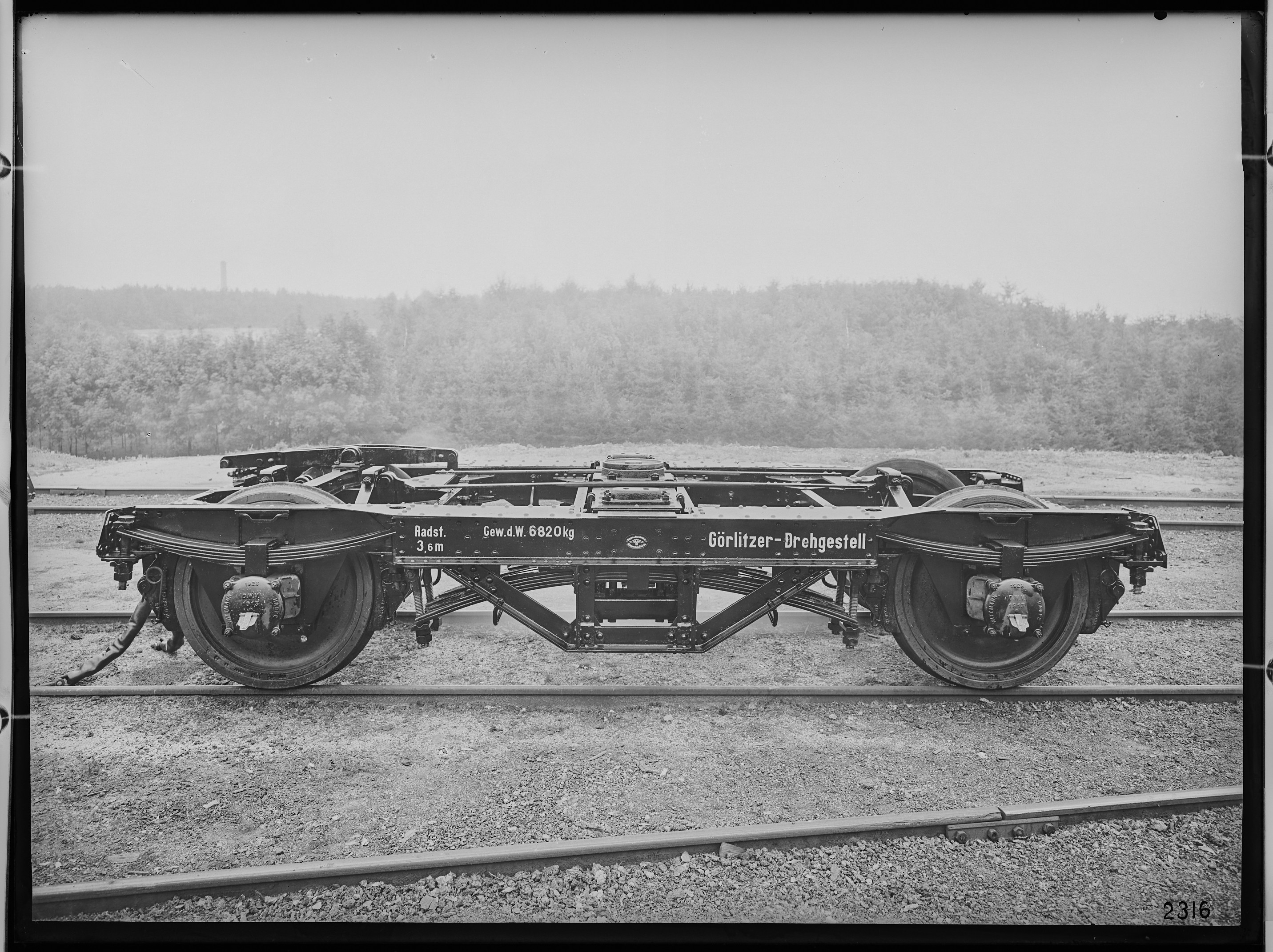 Fotografie: Görlitzer Drehgestell für vierachsige D-Zugwagen (Ansicht I), 1924 (Schenkung der Bombardier Transportation, Werk Görlitz | Eigentum/Sammlung der Verkehrsmuseums Dresden gGmbH CC BY-NC-SA)
