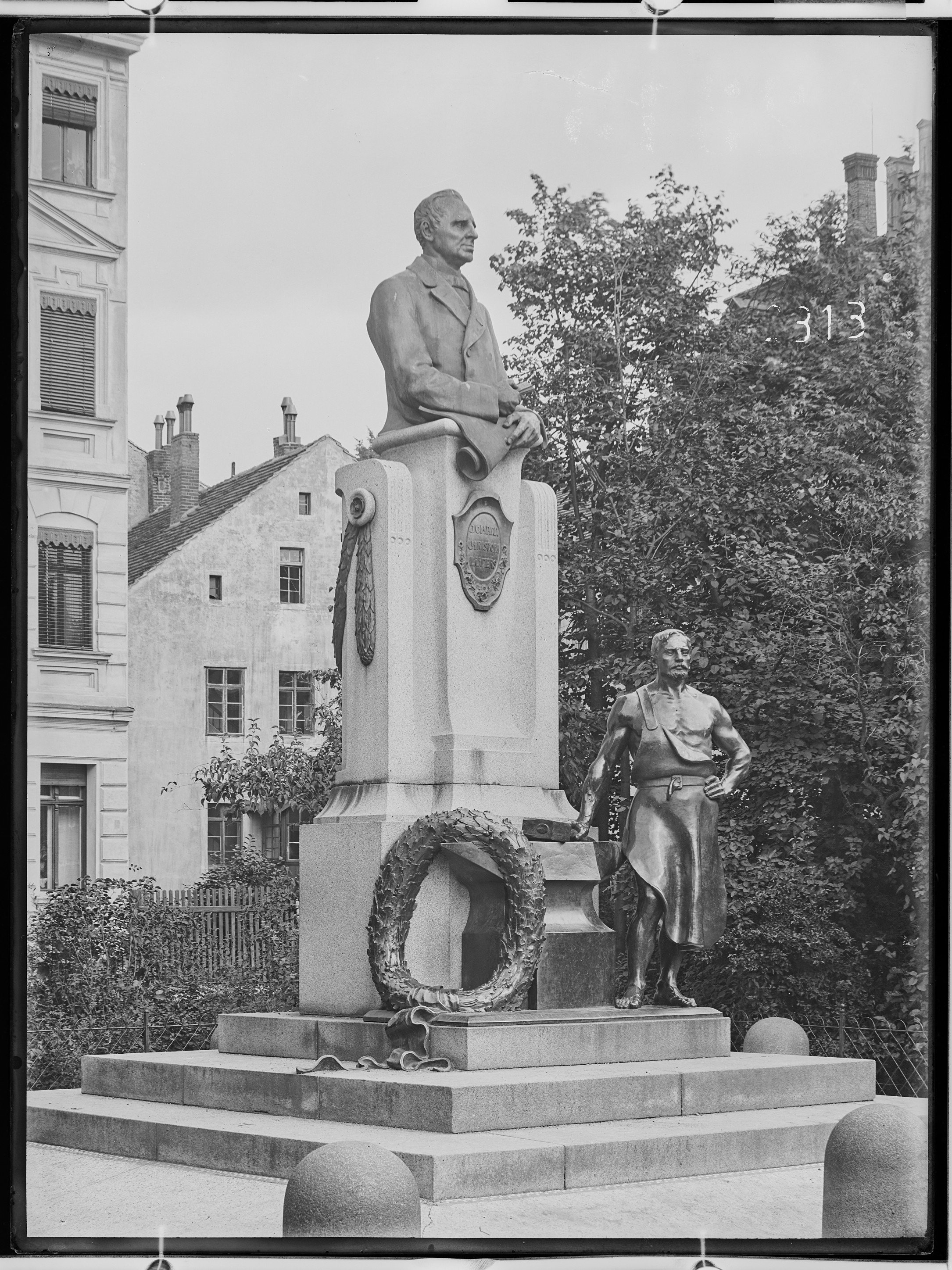 Fotografie: Lüders-Denkmal, 1924 (Schenkung der Bombardier Transportation, Werk Görlitz | Eigentum/Sammlung der Verkehrsmuseums Dresden gGmbH CC BY-NC-SA)