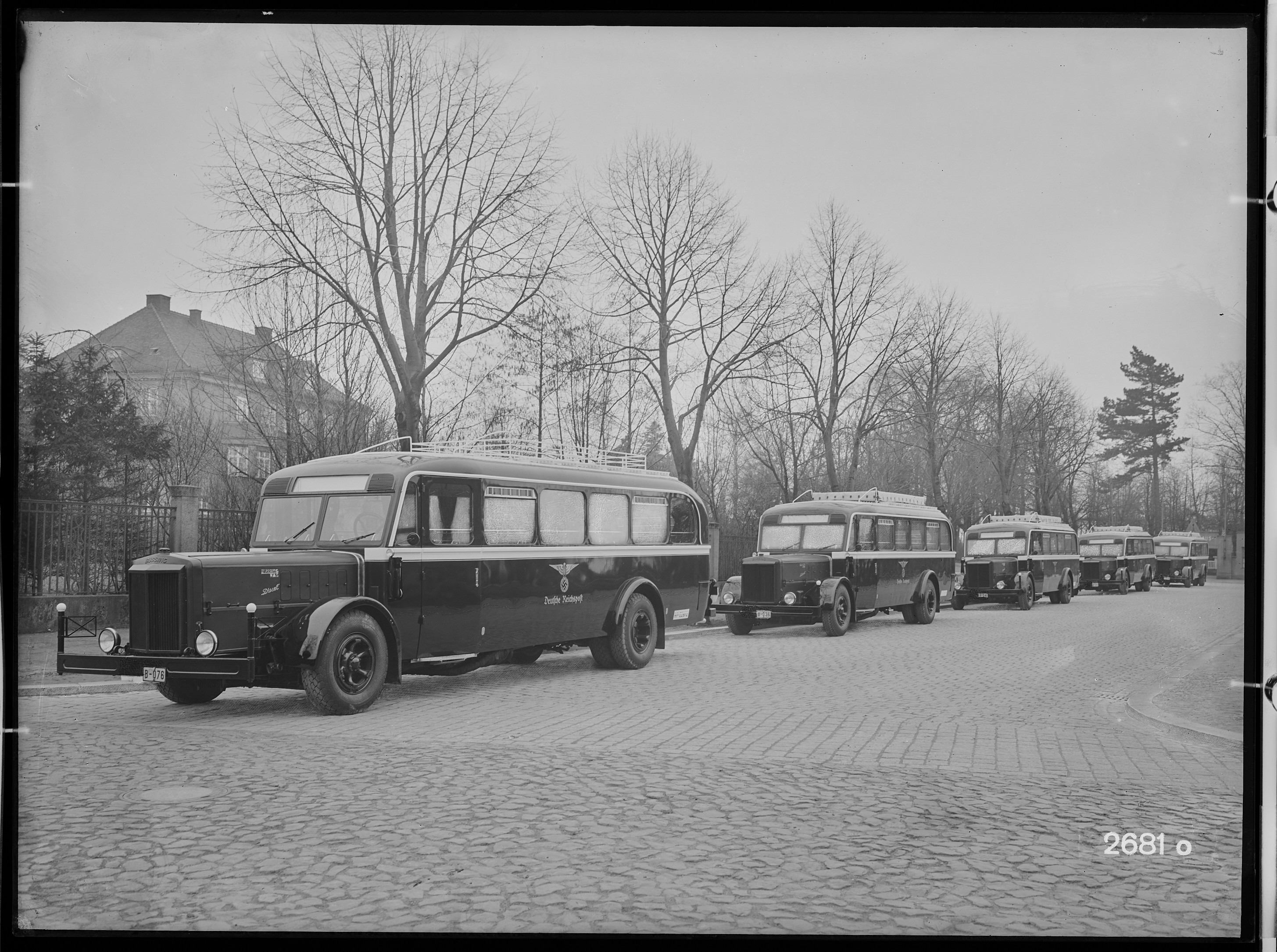 Fotografie: Omnibus-Aufbauten für Deutsche Reichspost (Probefahrt mehrerer Omnibusse), 1936 (Schenkung der Bombardier Transportation, Werk Görlitz | Eigentum/Sammlung der Verkehrsmuseums Dresden gGmbH CC BY-NC-SA)