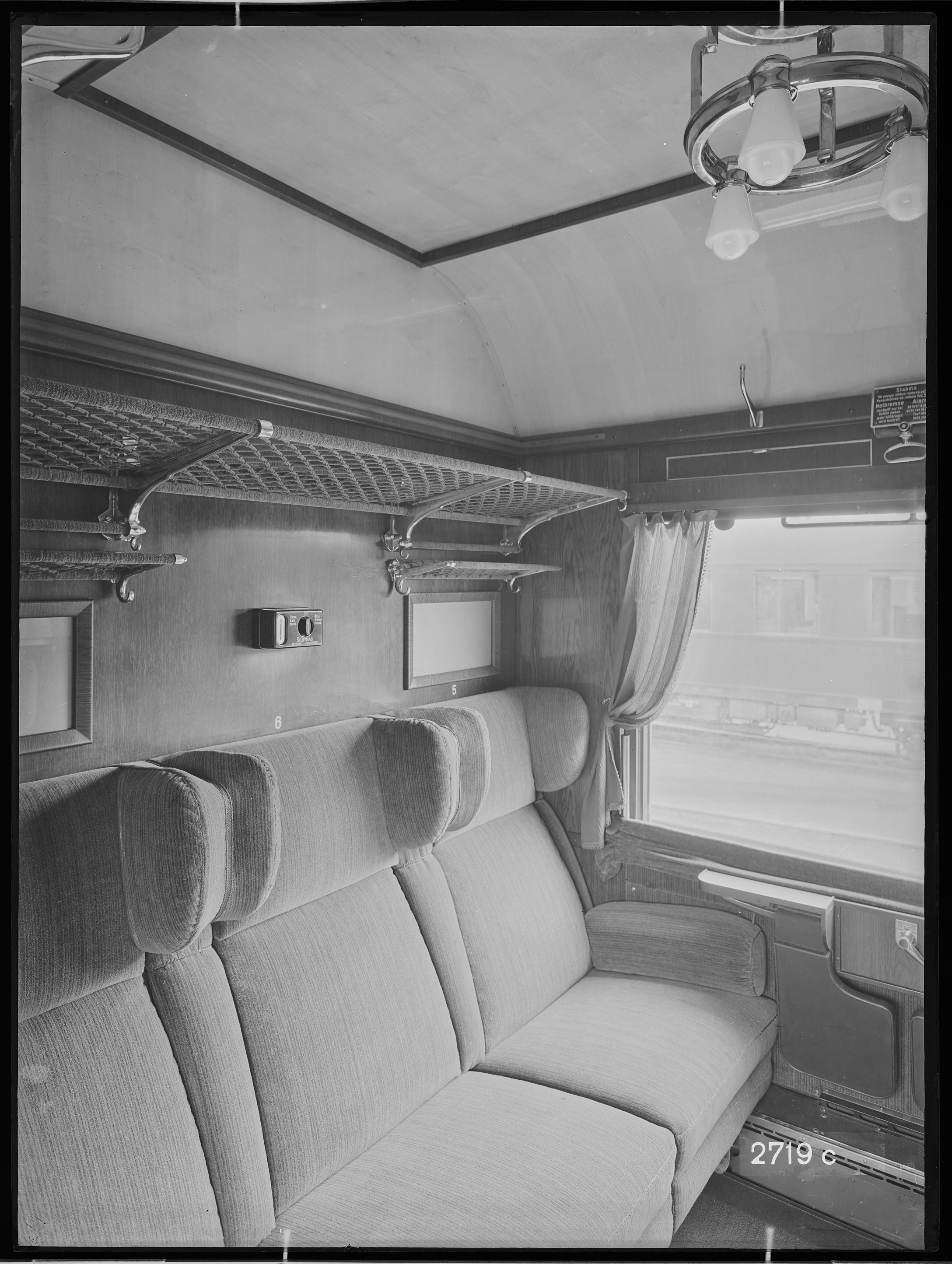 Fotografie: Reisezugwagen für Litauen (Innenansicht II, Abteil zweite Klasse), 1938 (Schenkung der Bombardier Transportation, Werk Görlitz | Eigentum/Sammlung der Verkehrsmuseums Dresden gGmbH CC BY-NC-SA)