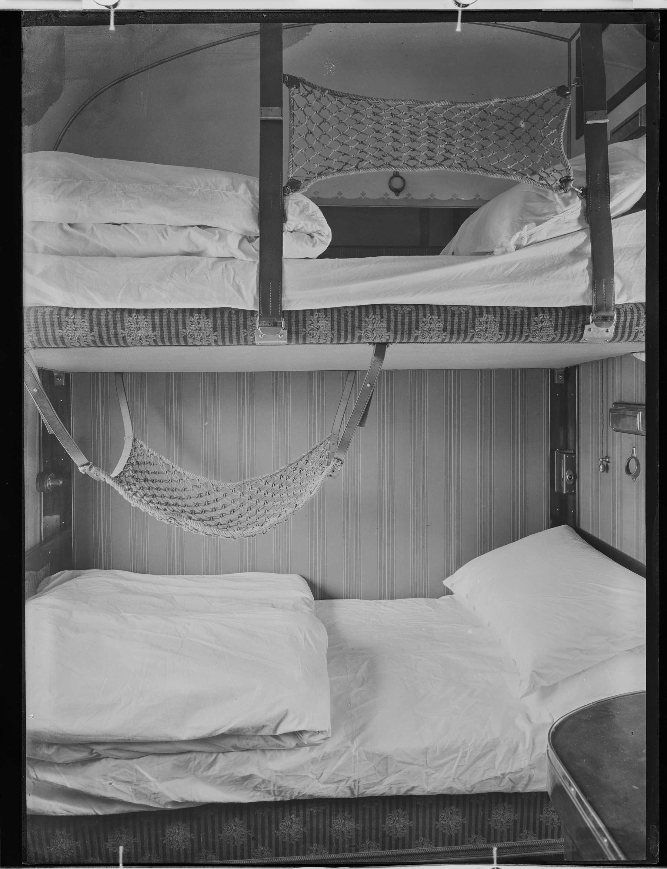 Fotografie: Schlafwagen-Abteil Modell "Seddin" (Nachtstellung der Betten II), 1924 (Schenkung der Bombardier Transportation, Werk Görlitz | Eigentum/Sammlung der Verkehrsmuseums Dresden gGmbH CC BY-NC-SA)