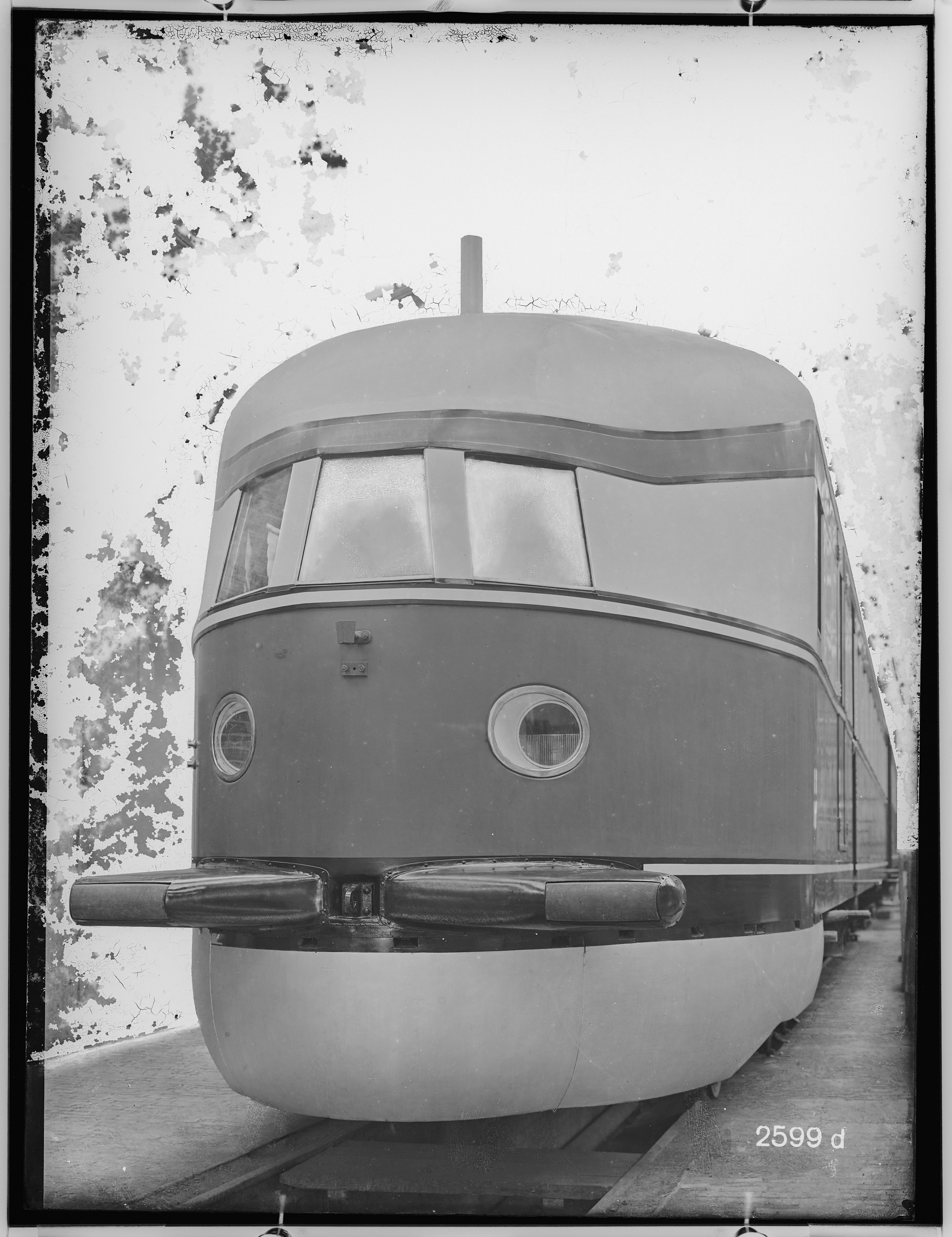 Fotografie: sechsachsiger dieselelektrischer Doppeltriebwagen "Fliegender Hamburger" (Stirnansicht I), 1932 (Schenkung der Bombardier Transportation, Werk Görlitz | Eigentum/Sammlung der Verkehrsmuseums Dresden gGmbH CC BY-NC-SA)