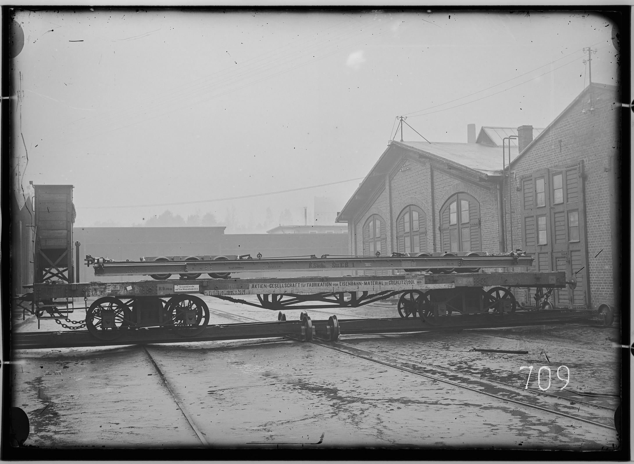 Fotografie: sechsachsiger Kleinbahn-Rollwagen mit Bremse, (Spurweite: 750 mm), 1901 (Schenkung der Bombardier Transportation, Werk Görlitz | Eigentum/Sammlung der Verkehrsmuseums Dresden gGmbH CC BY-NC-SA)