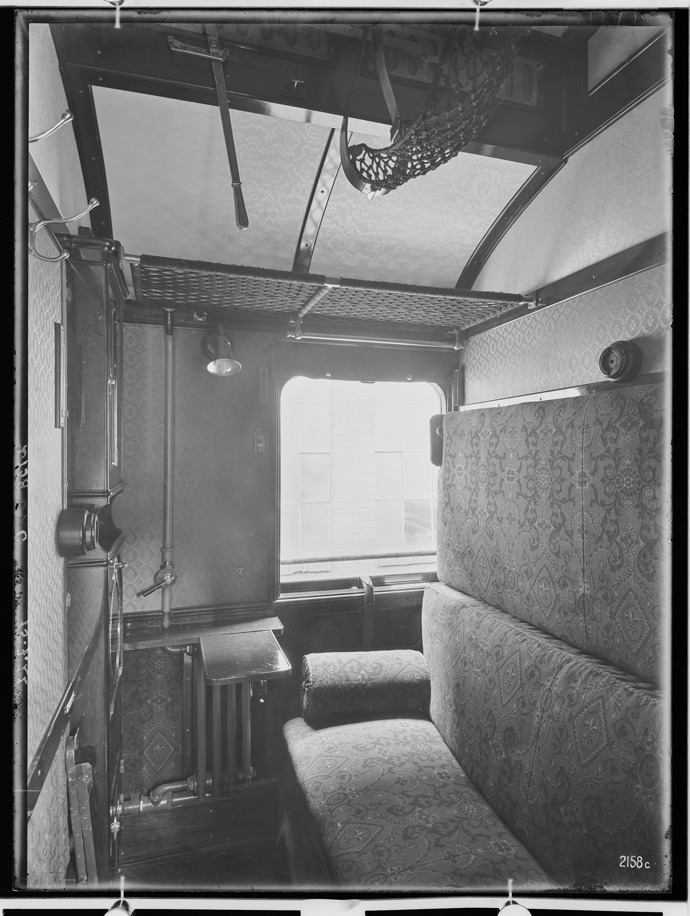 Fotografie: sechsachsiger Schlafwagen (Umbauwagen, Innenansicht II), 1922 (Schenkung der Bombardier Transportation, Werk Görlitz | Eigentum/Sammlung der Verkehrsmuseums Dresden gGmbH CC BY-NC-SA)