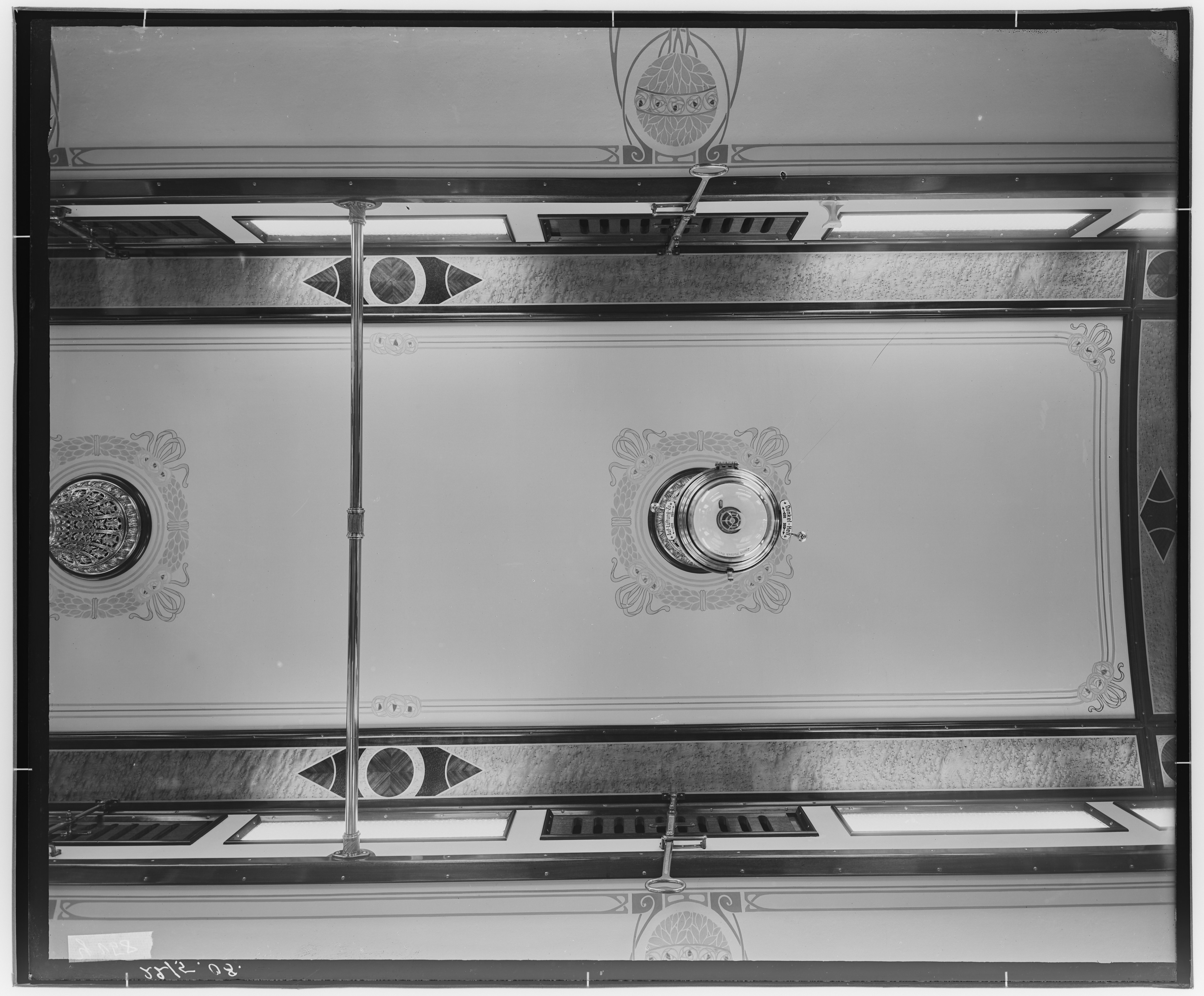 Fotografie: sechsachsiger Speisewagen mit Küche und Anrichte (Blick zur Decke), 1908 (Schenkung der Bombardier Transportation, Werk Görlitz | Eigentum/Sammlung der Verkehrsmuseums Dresden gGmbH CC BY-NC-SA)