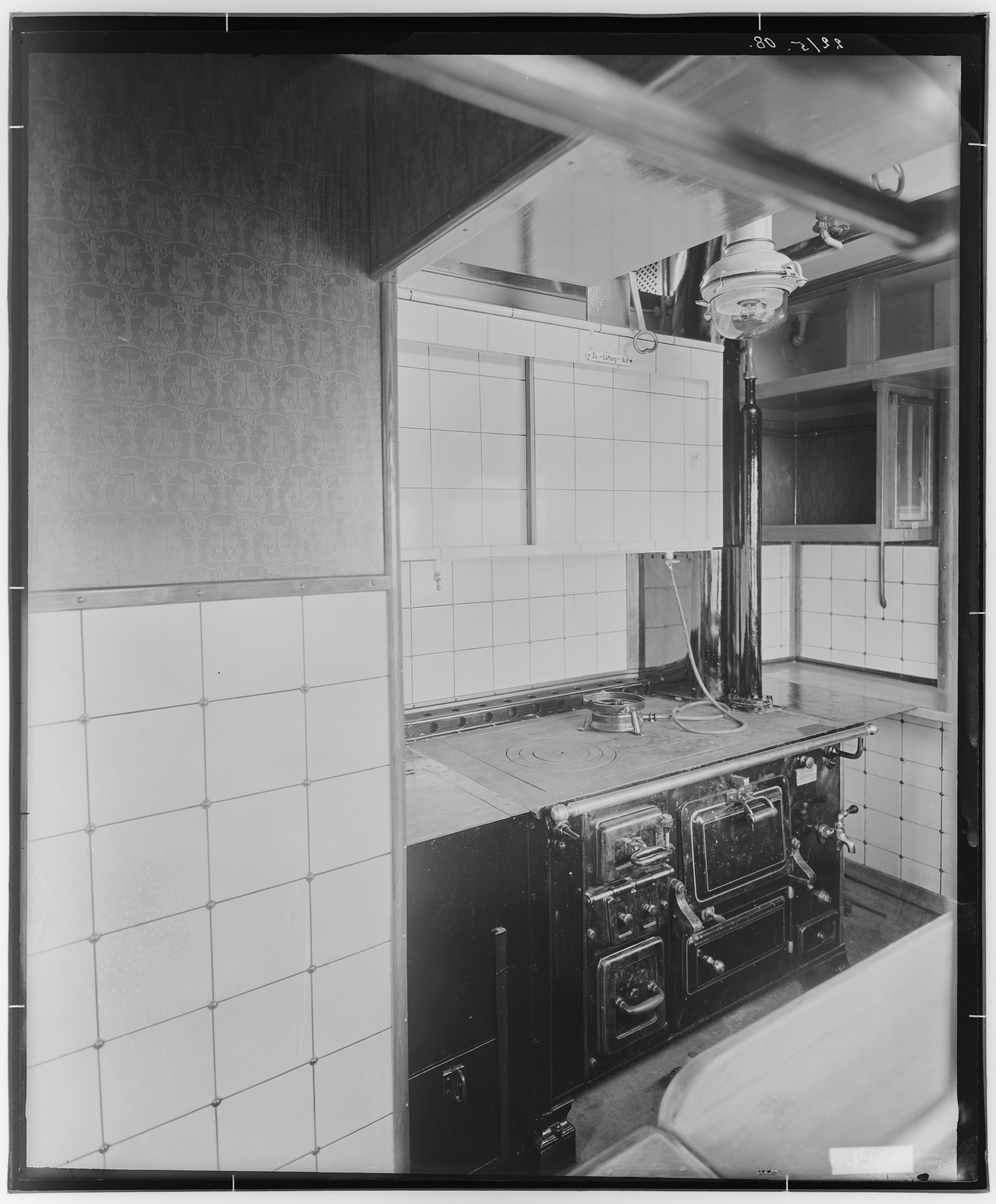 Fotografie: sechsachsiger Speisewagen mit Küche und Anrichte (Küche II), 1908 (Schenkung der Bombardier Transportation, Werk Görlitz | Eigentum/Sammlung der Verkehrsmuseums Dresden gGmbH CC BY-NC-SA)