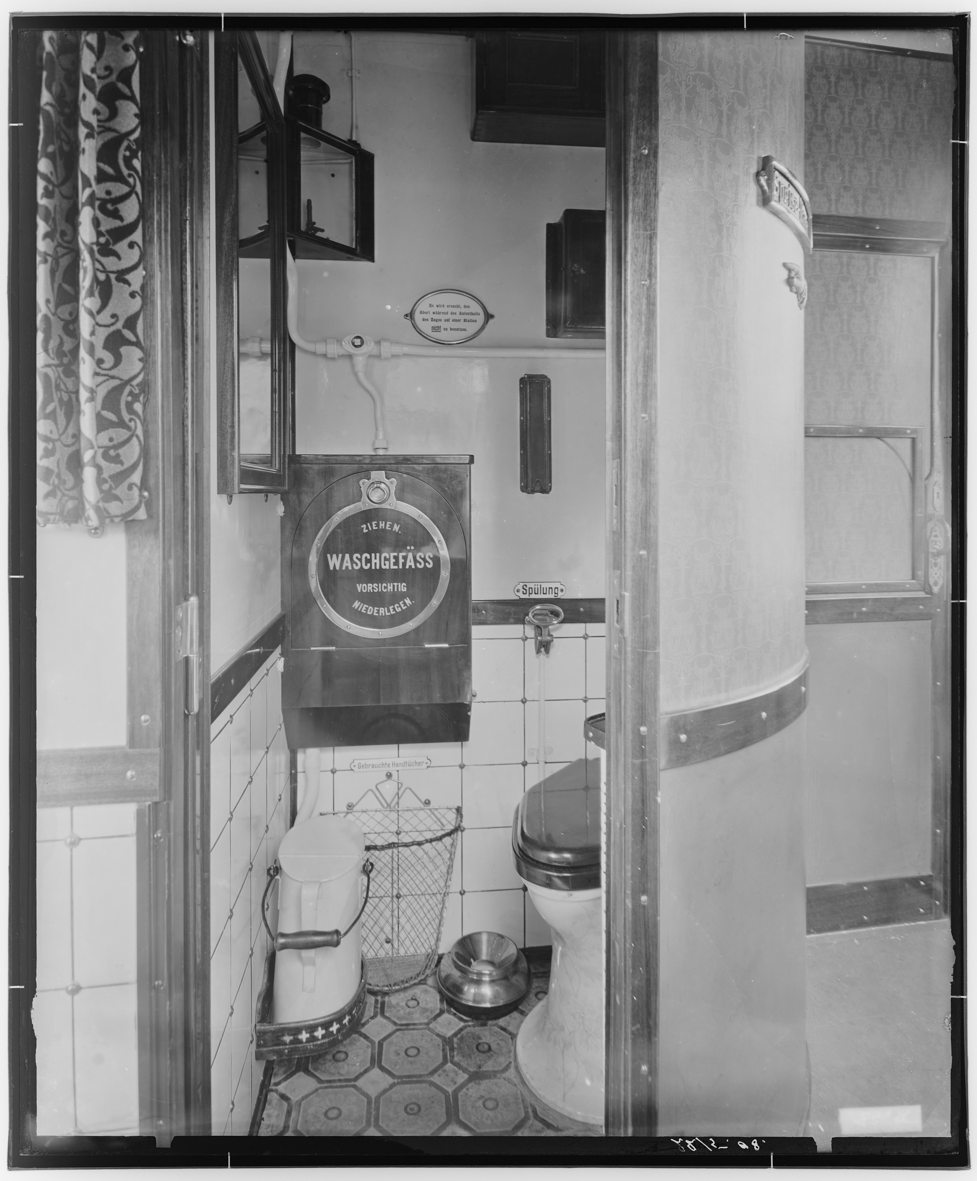 Fotografie: sechsachsiger Speisewagen mit Küche und Anrichte (Toilette), 1908 (Schenkung der Bombardier Transportation, Werk Görlitz | Eigentum/Sammlung der Verkehrsmuseums Dresden gGmbH CC BY-NC-SA)