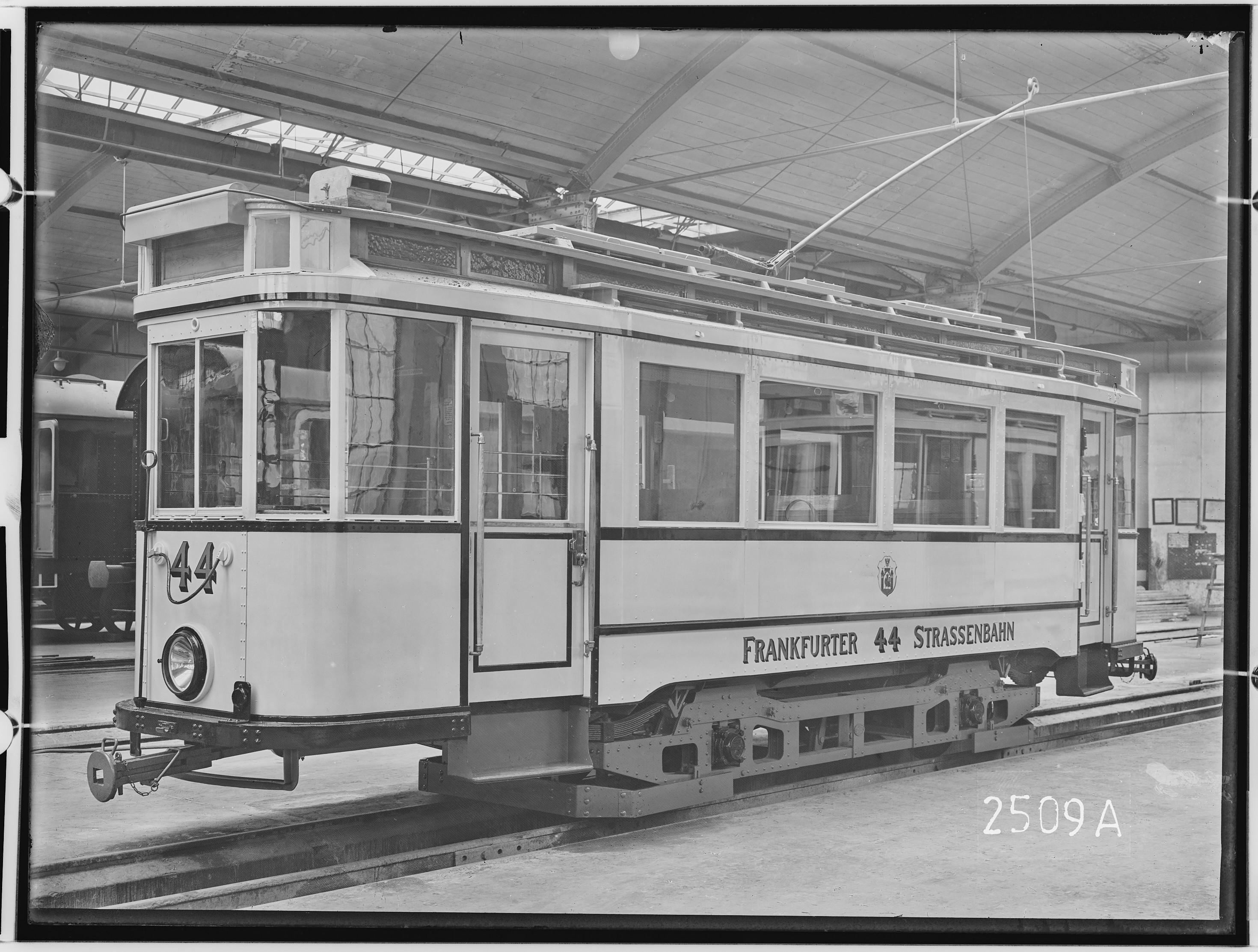 Fotografie: Straßenbahn-Motorwagen (Außenansicht I), 1927 (Schenkung der Bombardier Transportation, Werk Görlitz | Eigentum/Sammlung der Verkehrsmuseums Dresden gGmbH CC BY-NC-SA)