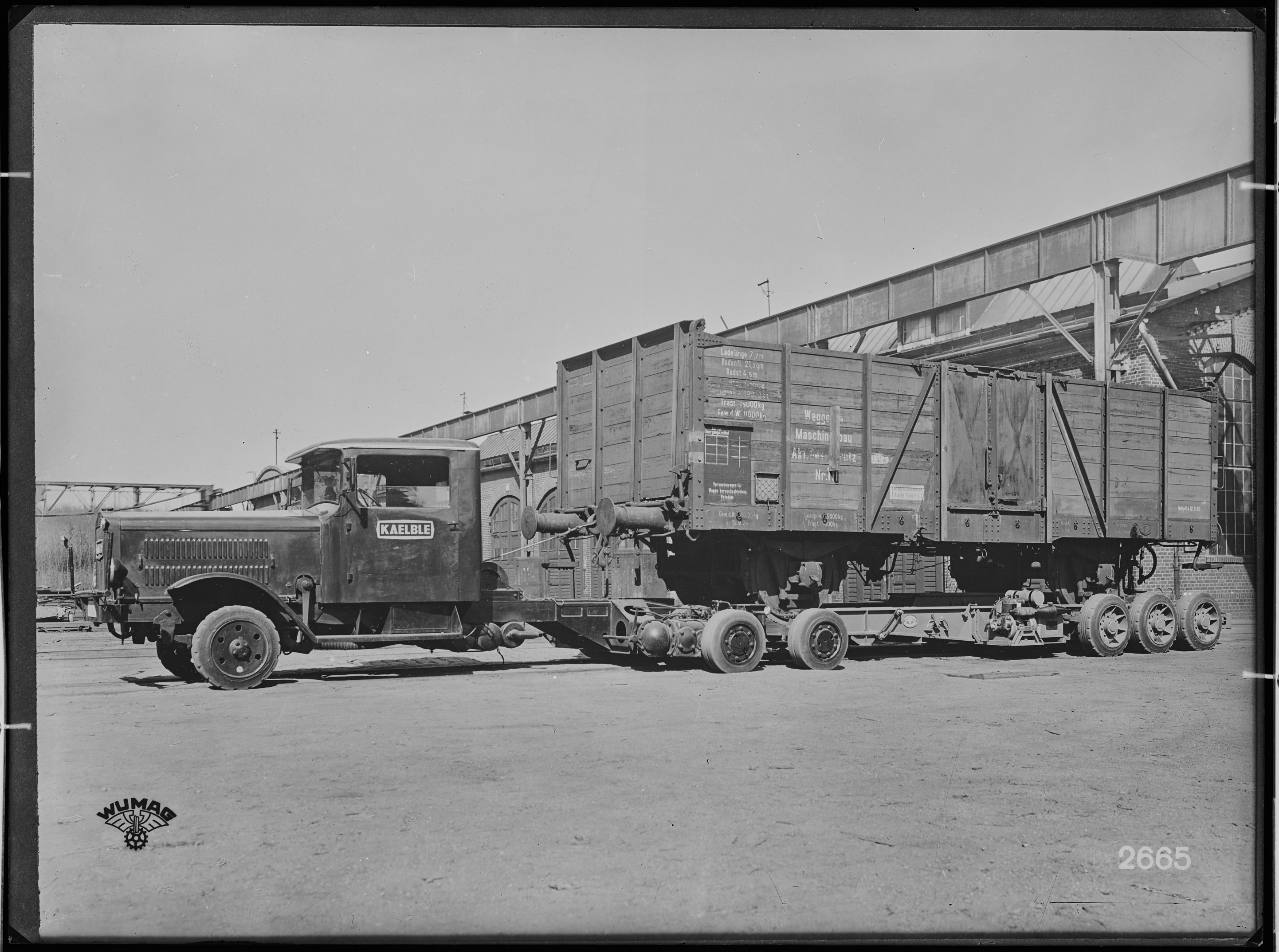 Fotografie: Straßenfahrzeug mit Güterwagen (Ansicht I), 1935 (Schenkung der Bombardier Transportation, Werk Görlitz | Eigentum/Sammlung der Verkehrsmuseums Dresden gGmbH CC BY-NC-SA)