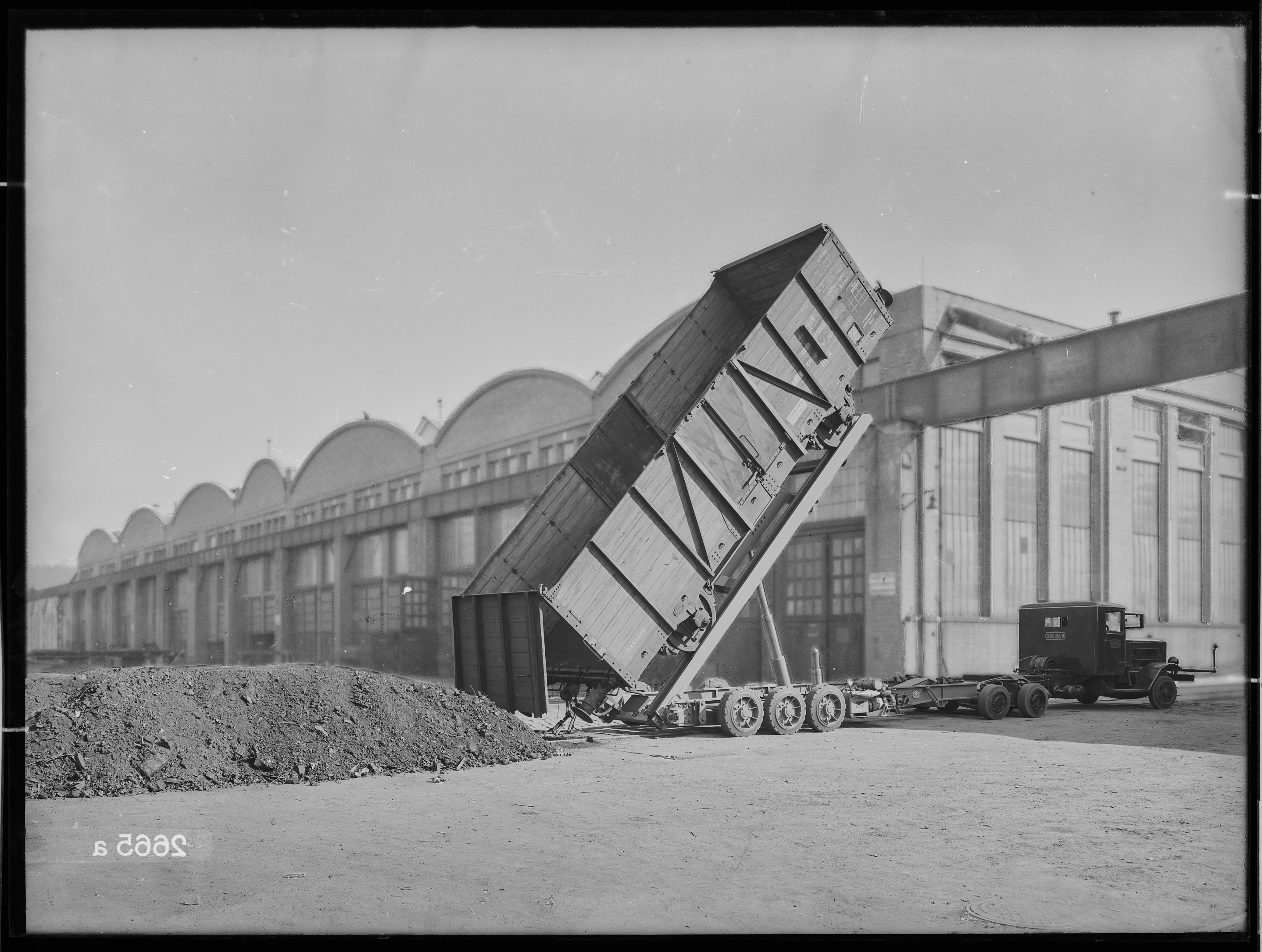 Fotografie: Straßenfahrzeug mit Güterwagen (Ansicht II), 1935 (Schenkung der Bombardier Transportation, Werk Görlitz | Eigentum/Sammlung der Verkehrsmuseums Dresden gGmbH CC BY-NC-SA)