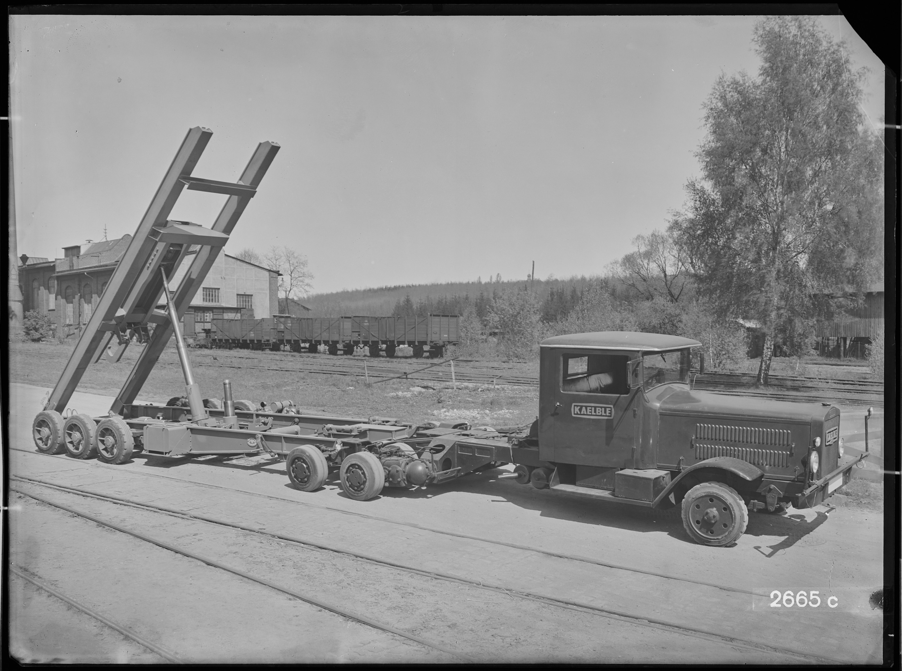 Fotografie: Straßenfahrzeug mit Güterwagen (Ansicht IV), 1935 (Schenkung der Bombardier Transportation, Werk Görlitz | Eigentum/Sammlung der Verkehrsmuseums Dresden gGmbH CC BY-NC-SA)