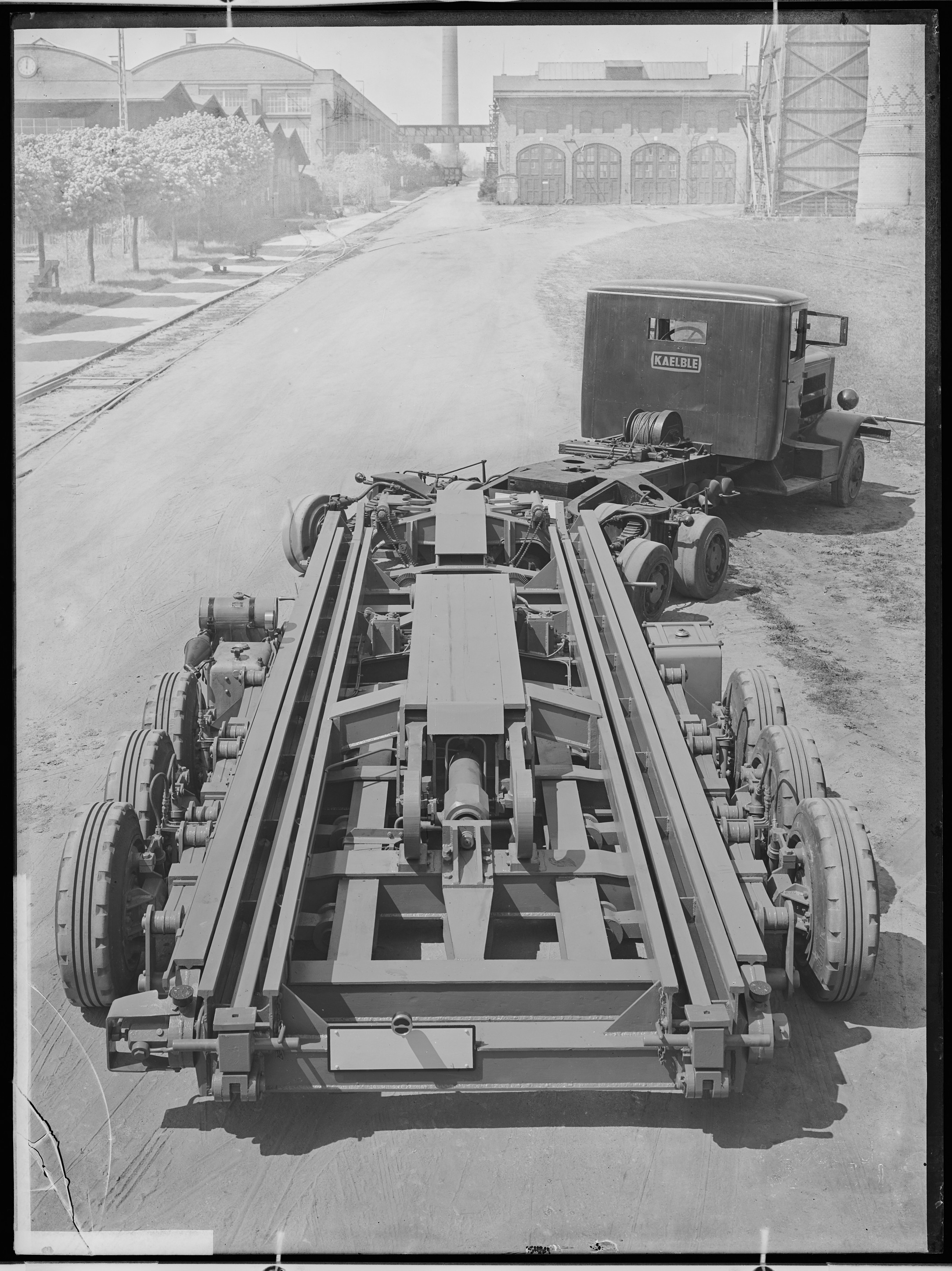 Fotografie: Straßenfahrzeug ohne Güterwagen (Ansicht I), 1935 (Schenkung der Bombardier Transportation, Werk Görlitz | Eigentum/Sammlung der Verkehrsmuseums Dresden gGmbH CC BY-NC-SA)