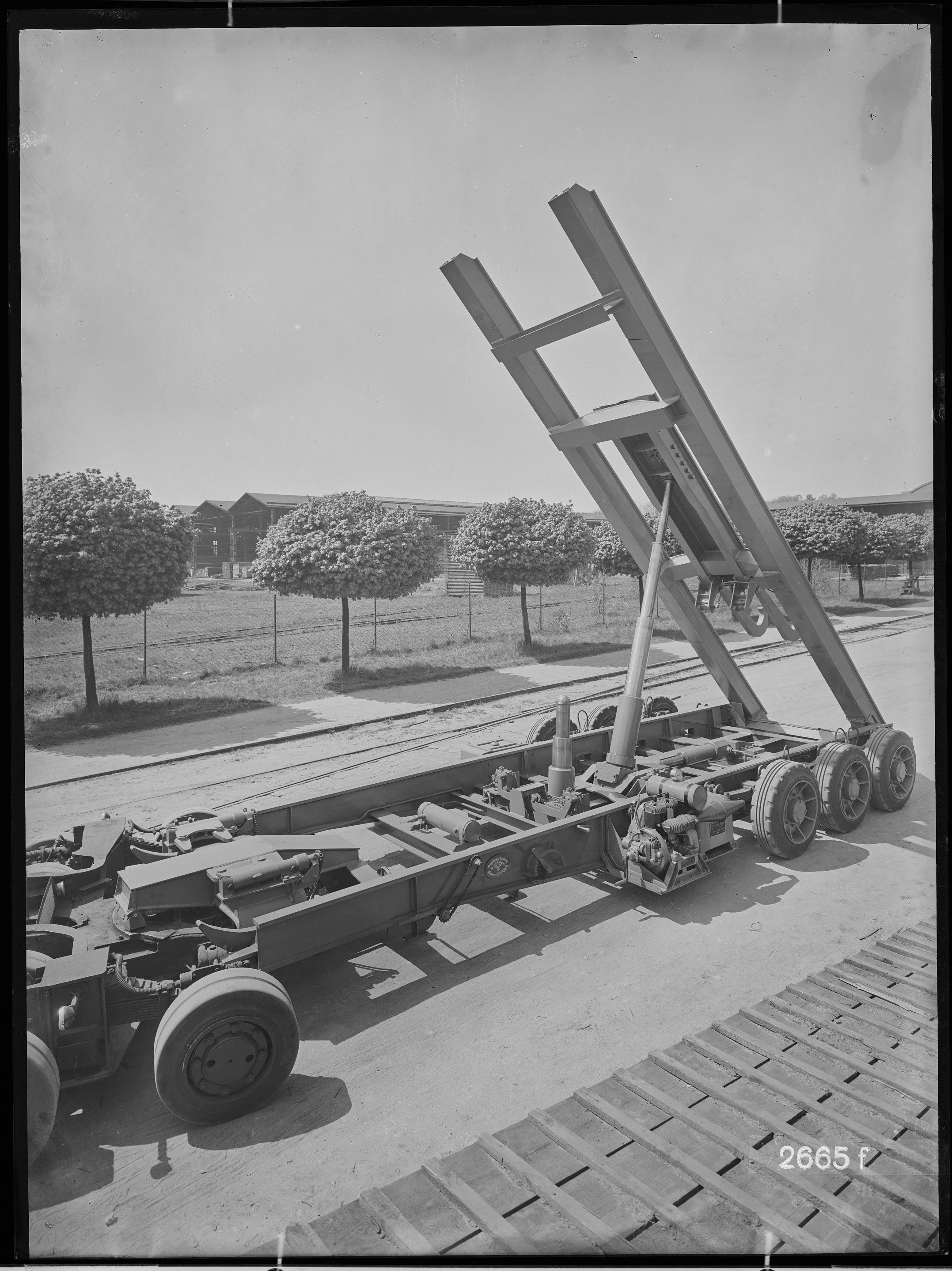 Fotografie: Straßenfahrzeug ohne Güterwagen (Ansicht III), 1935 (Schenkung der Bombardier Transportation, Werk Görlitz | Eigentum/Sammlung der Verkehrsmuseums Dresden gGmbH CC BY-NC-SA)