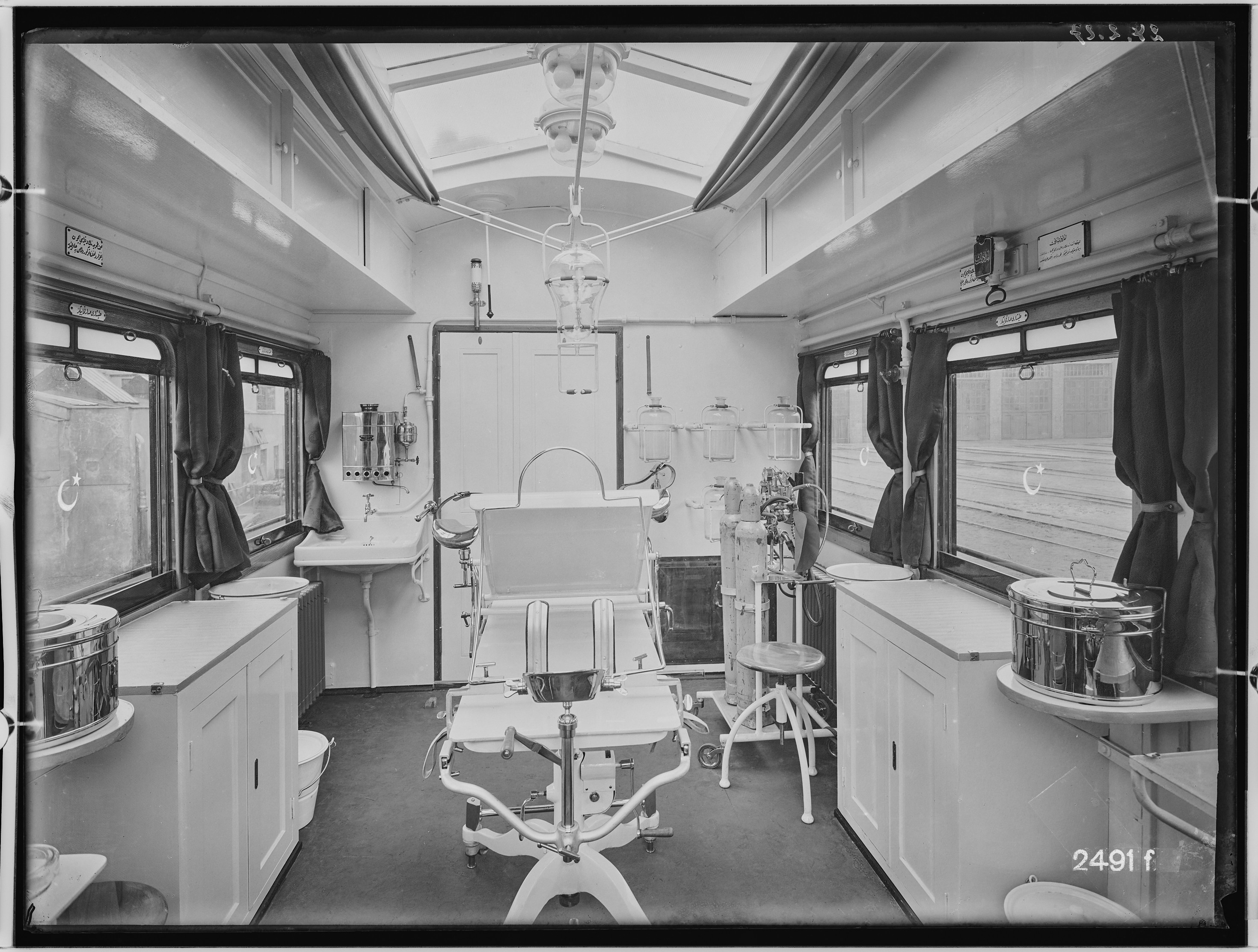 Fotografie: vierachsiger Arztwagen (Operationsraum I), 1926-1928 (Schenkung der Bombardier Transportation, Werk Görlitz | Eigentum/Sammlung der Verkehrsmuseums Dresden gGmbH CC BY-NC-SA)