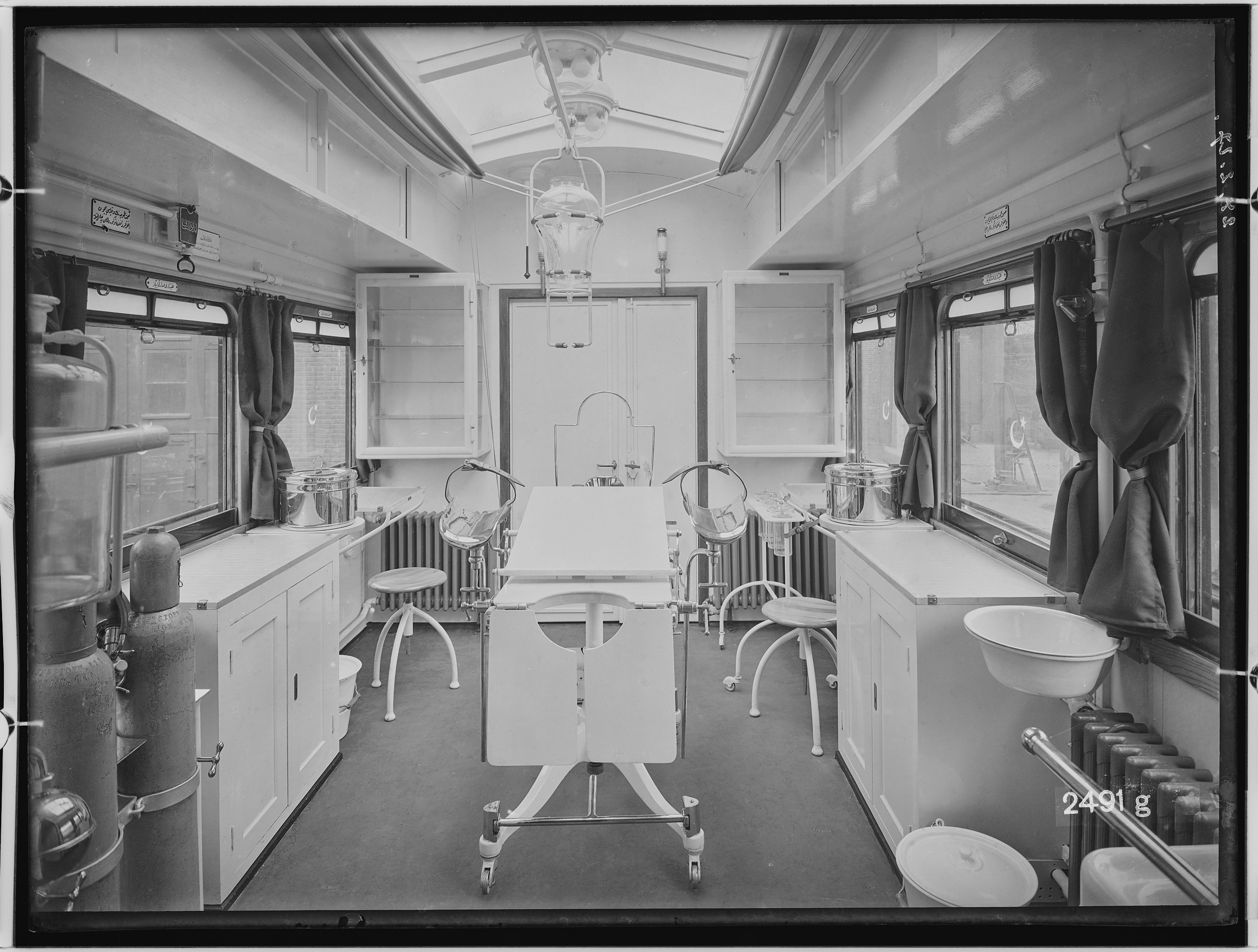 Fotografie: vierachsiger Arztwagen (Operationsraum II), 1926-1928 (Schenkung der Bombardier Transportation, Werk Görlitz | Eigentum/Sammlung der Verkehrsmuseums Dresden gGmbH CC BY-NC-SA)