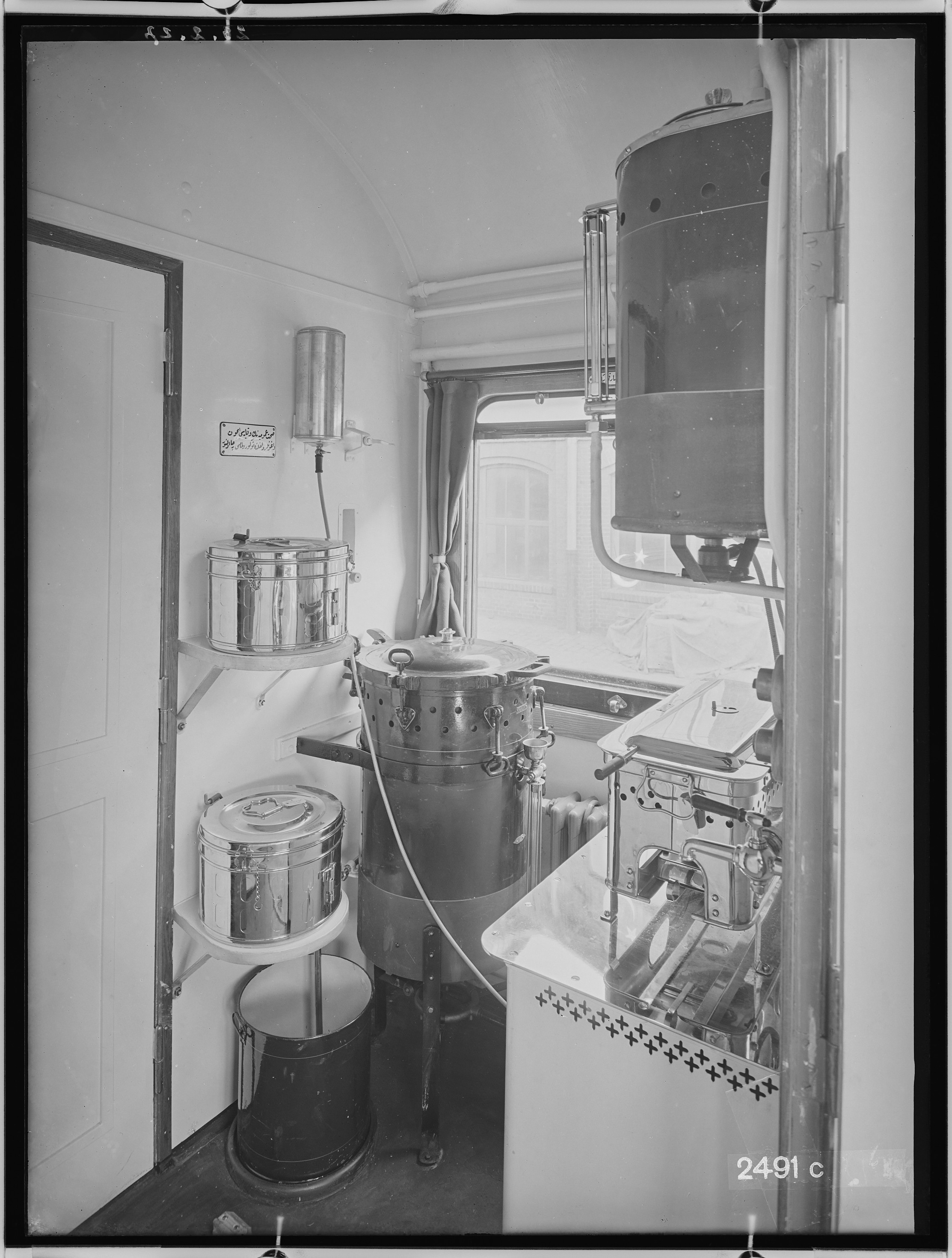 Fotografie: vierachsiger Arztwagen (Sterilisationsraum I), 1926-1928 (Schenkung der Bombardier Transportation, Werk Görlitz | Eigentum/Sammlung der Verkehrsmuseums Dresden gGmbH CC BY-NC-SA)