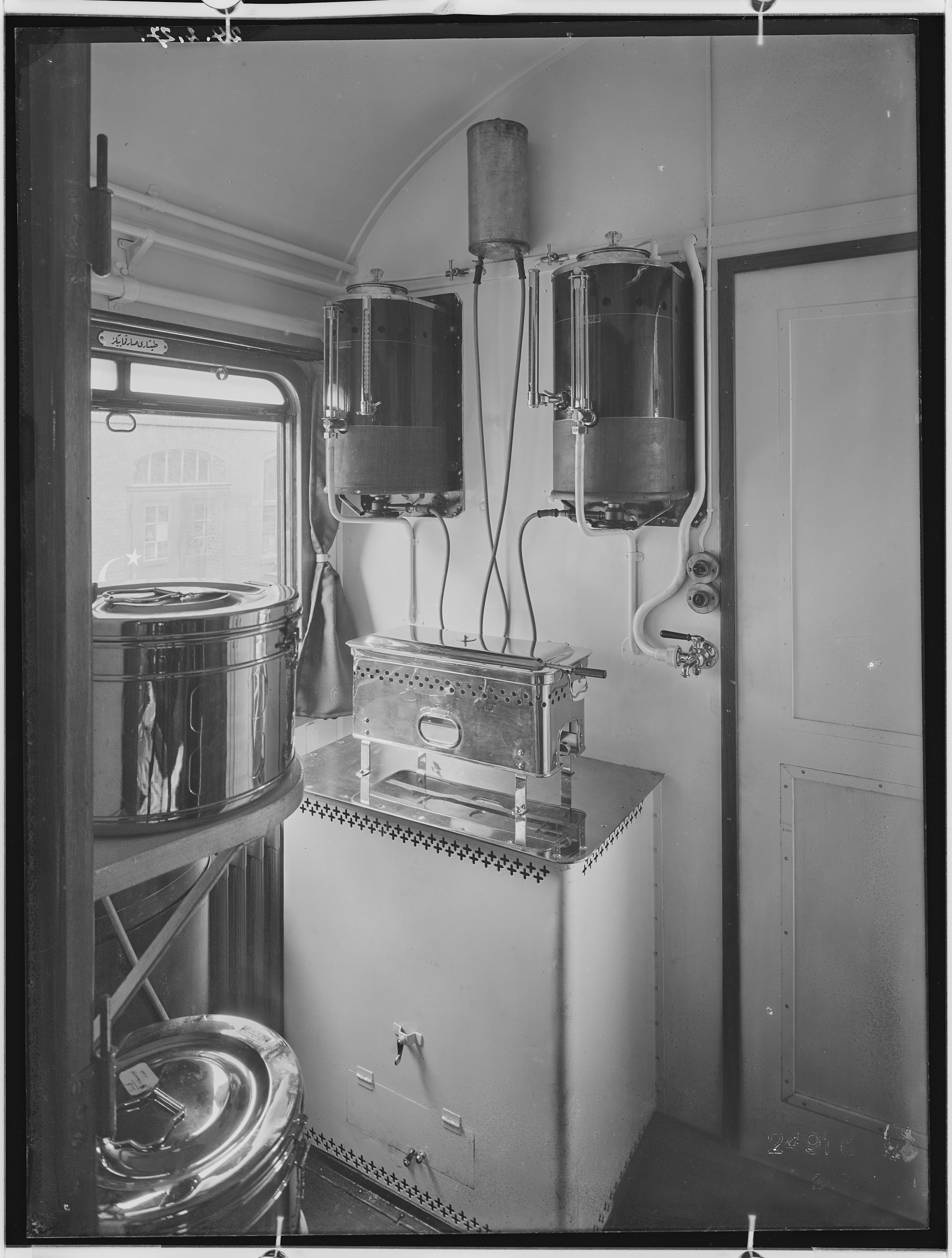 Fotografie: vierachsiger Arztwagen (Sterilisationsraum II), 1926-1928 (Schenkung der Bombardier Transportation, Werk Görlitz | Eigentum/Sammlung der Verkehrsmuseums Dresden gGmbH CC BY-NC-SA)