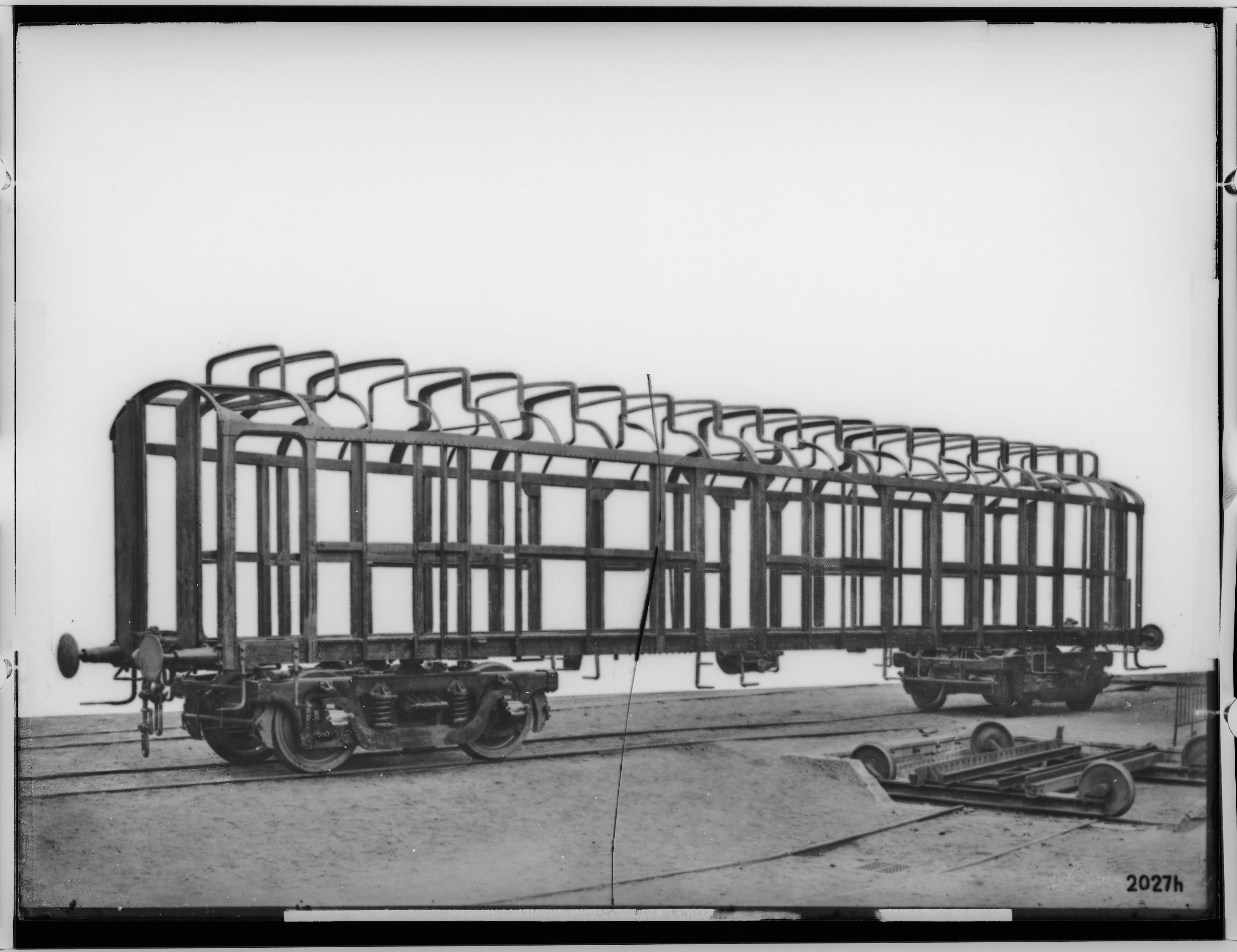 Fotografie: vierachsiger Bahnpostwagen (Gesamtansicht Gerippe), 1919 (Schenkung der Bombardier Transportation, Werk Görlitz | Eigentum/Sammlung der Verkehrsmuseums Dresden gGmbH CC BY-NC-SA)