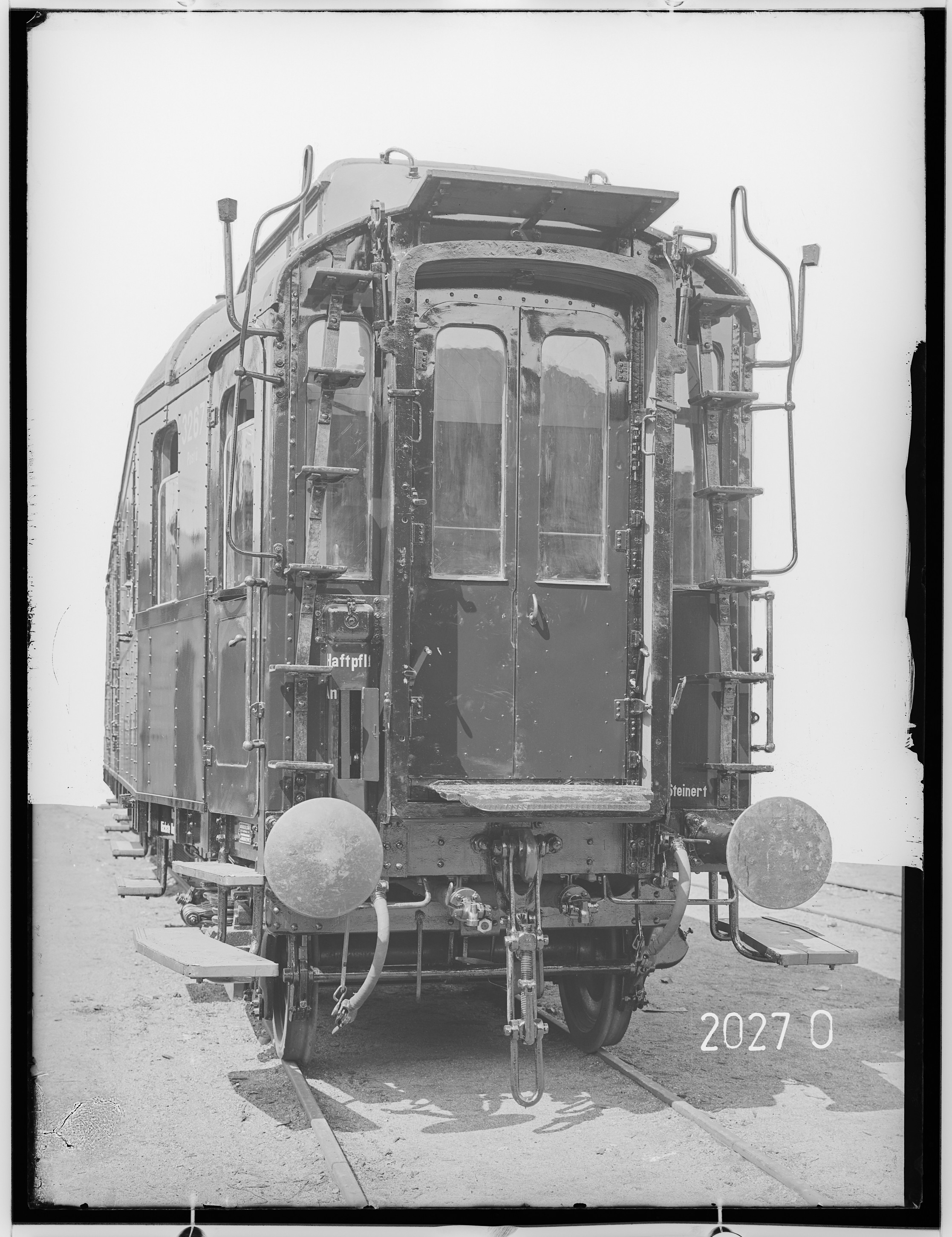 Fotografie: vierachsiger Bahnpostwagen (Stirnansicht), 1919 (Schenkung der Bombardier Transportation, Werk Görlitz | Eigentum/Sammlung der Verkehrsmuseums Dresden gGmbH CC BY-NC-SA)