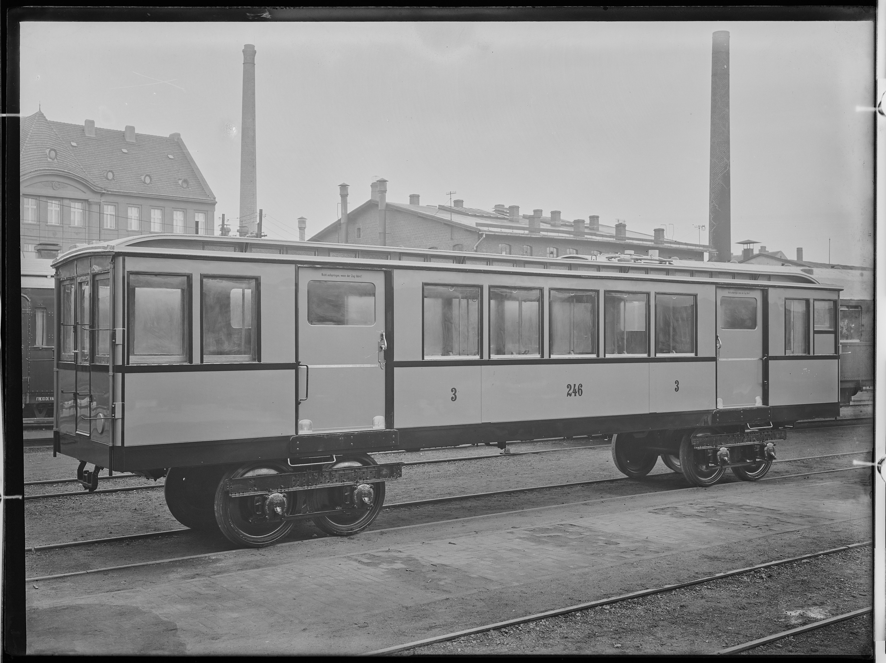 Fotografie: vierachsiger Berliner Hochbahnwagen (Außenansicht I), 1924 (Schenkung der Bombardier Transportation, Werk Görlitz | Eigentum/Sammlung der Verkehrsmuseums Dresden gGmbH CC BY-NC-SA)