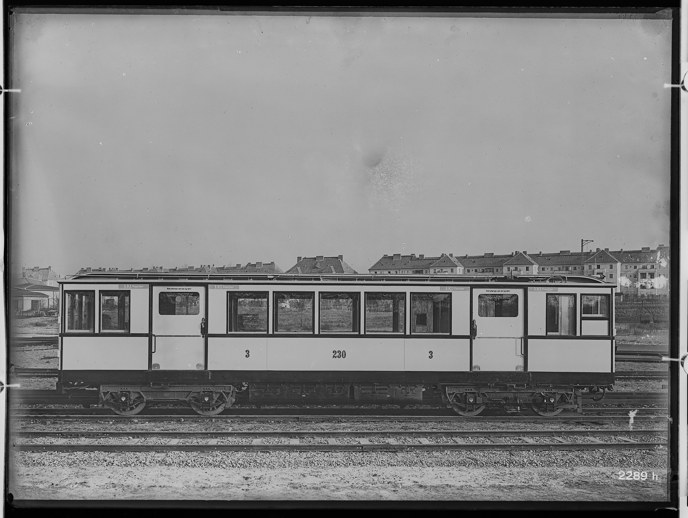Fotografie: vierachsiger Berliner Hochbahnwagen (Außenansicht II), 1924 (Schenkung der Bombardier Transportation, Werk Görlitz | Eigentum/Sammlung der Verkehrsmuseums Dresden gGmbH CC BY-NC-SA)