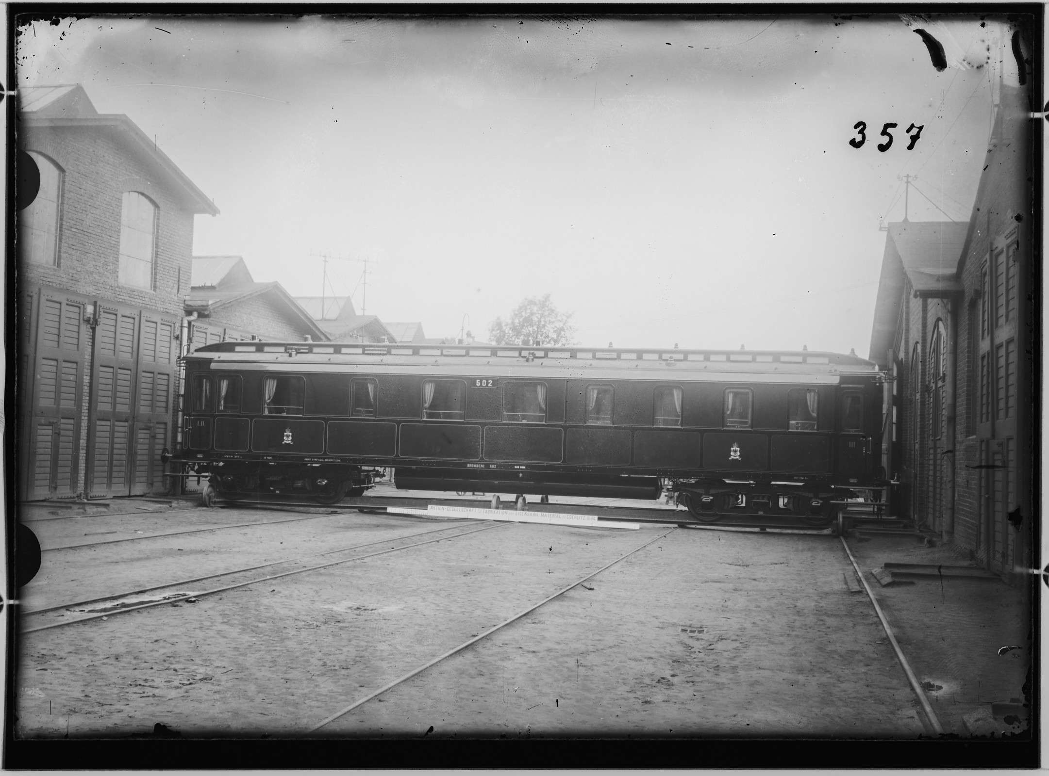 Fotografie: vierachsiger D-Zugwagen dritte Klasse, 1894 (Schenkung der Bombardier Transportation, Werk Görlitz | Eigentum/Sammlung der Verkehrsmuseums Dresden gGmbH CC BY-NC-SA)