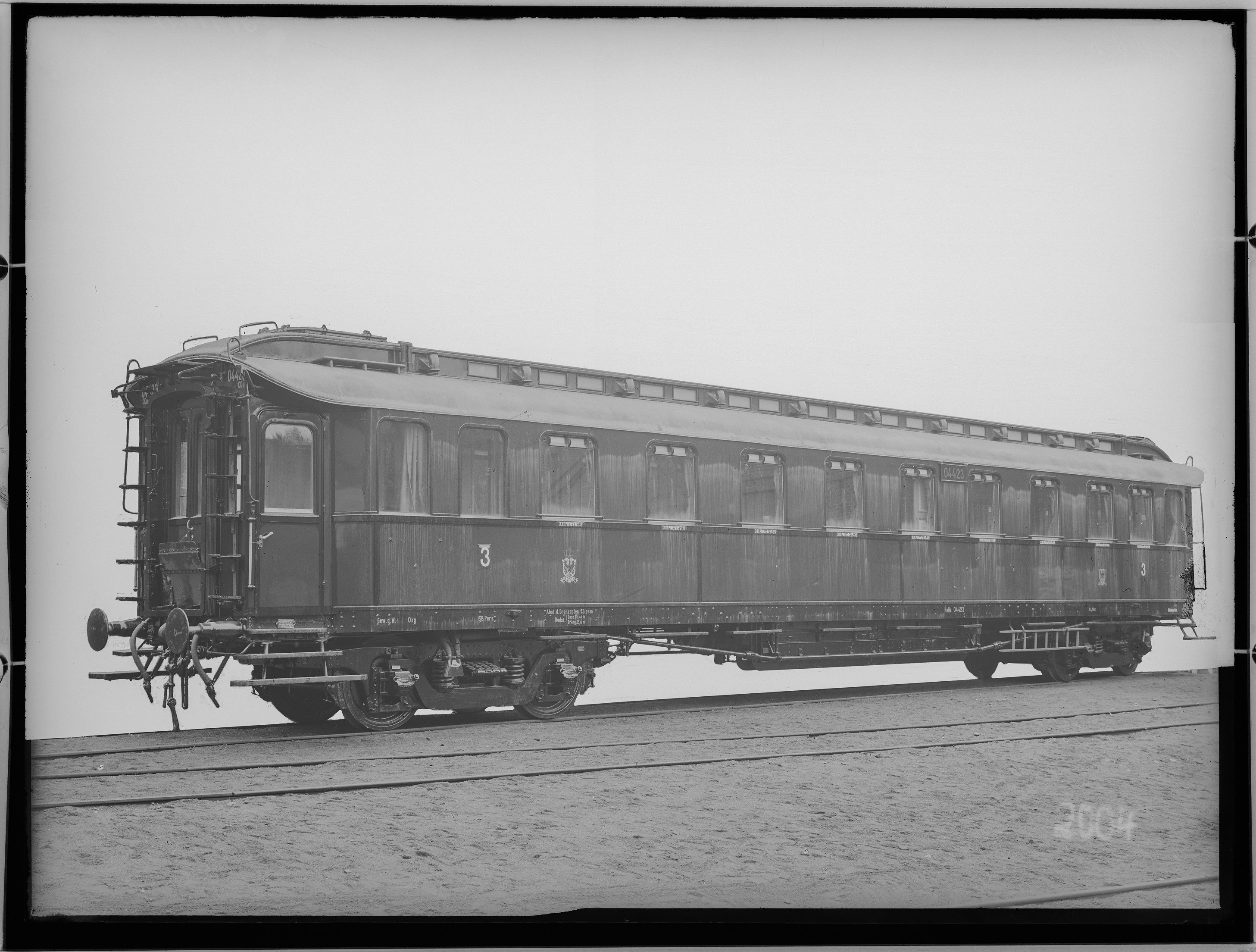 Fotografie: vierachsiger D-Zugwagen dritte Klasse, 1917 (Schenkung der Bombardier Transportation, Werk Görlitz | Eigentum/Sammlung der Verkehrsmuseums Dresden gGmbH CC BY-NC-SA)