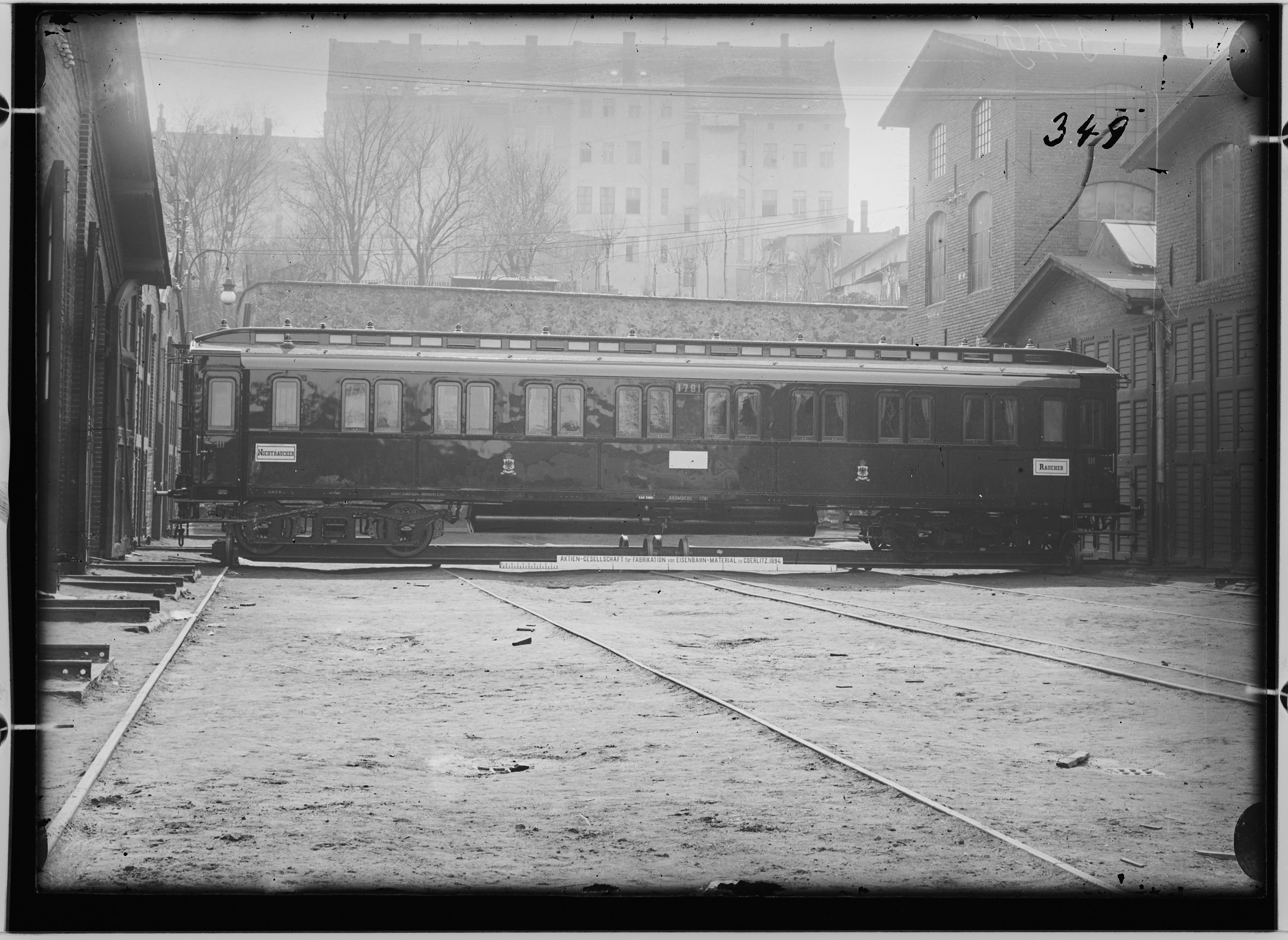 Fotografie: vierachsiger D-Zugwagen dritte Klasse (andere Ansicht), 1894 (Schenkung der Bombardier Transportation, Werk Görlitz | Eigentum/Sammlung der Verkehrsmuseums Dresden gGmbH CC BY-NC-SA)