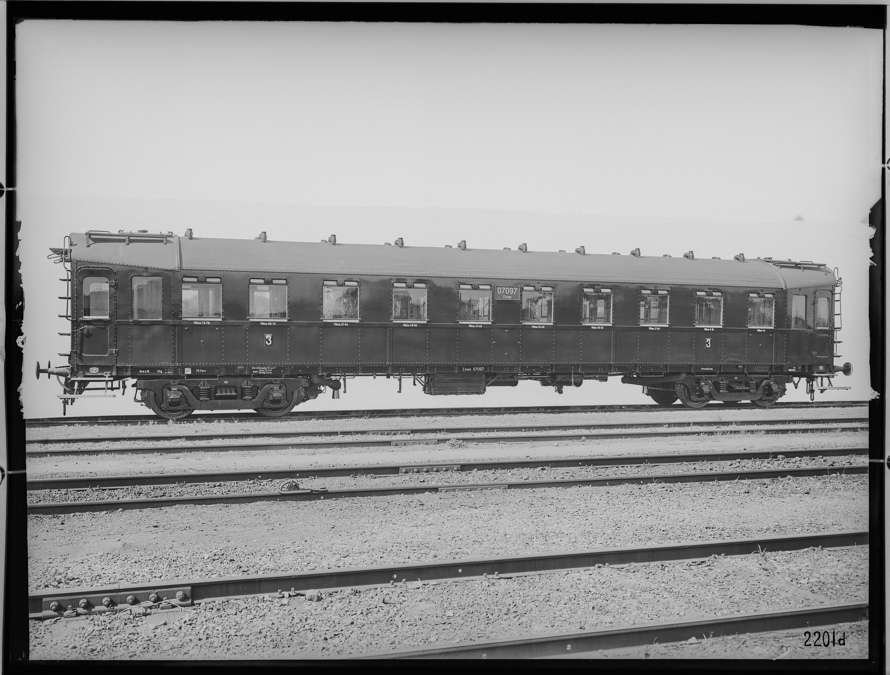 Fotografie: vierachsiger D-Zugwagen dritte Klasse (Außenansicht), 1923 (Schenkung der Bombardier Transportation, Werk Görlitz | Eigentum/Sammlung der Verkehrsmuseums Dresden gGmbH CC BY-NC-SA)