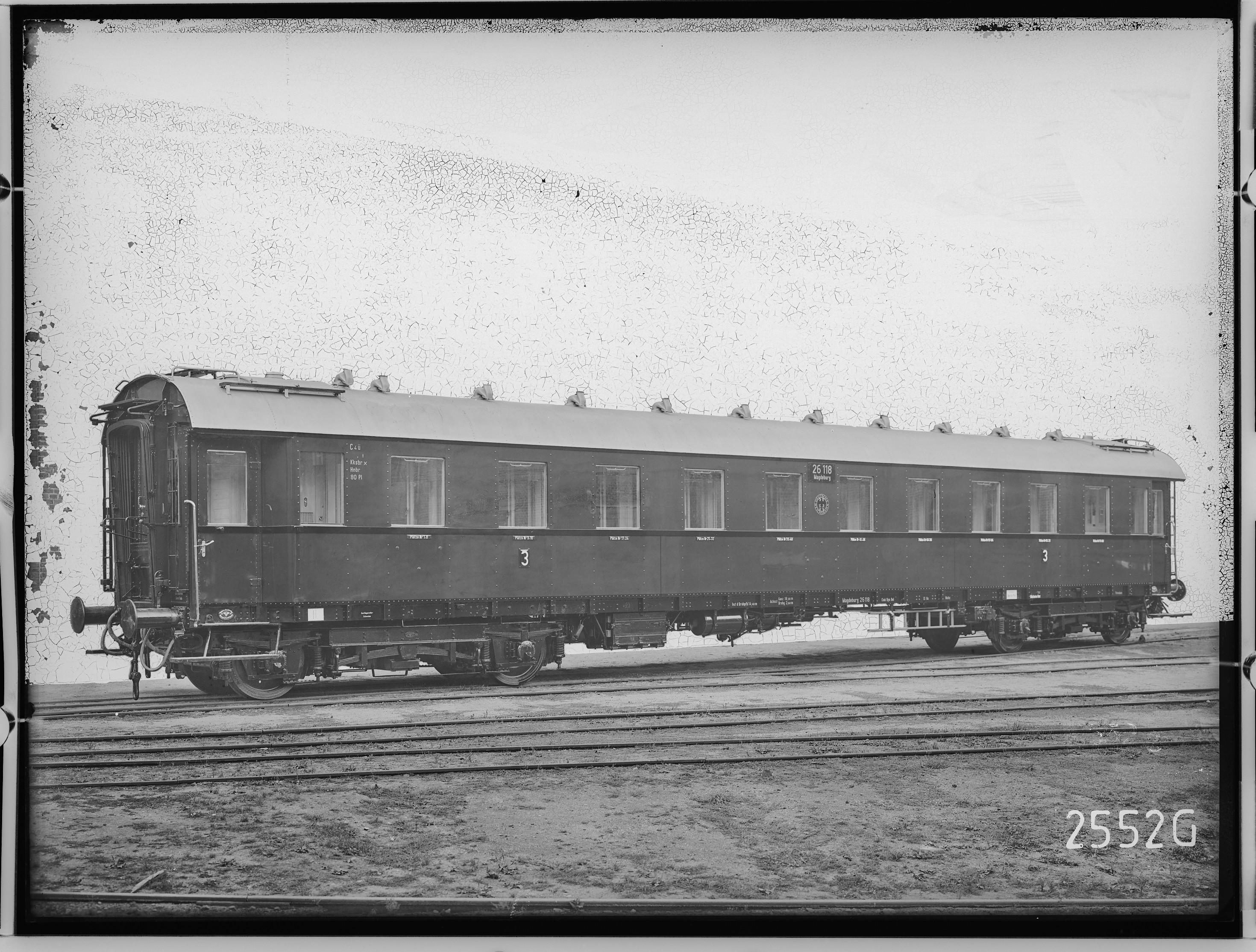 Fotografie: vierachsiger D-Zugwagen dritte Klasse (Außenansicht I), 1929 (Schenkung der Bombardier Transportation, Werk Görlitz | Eigentum/Sammlung der Verkehrsmuseums Dresden gGmbH CC BY-NC-SA)