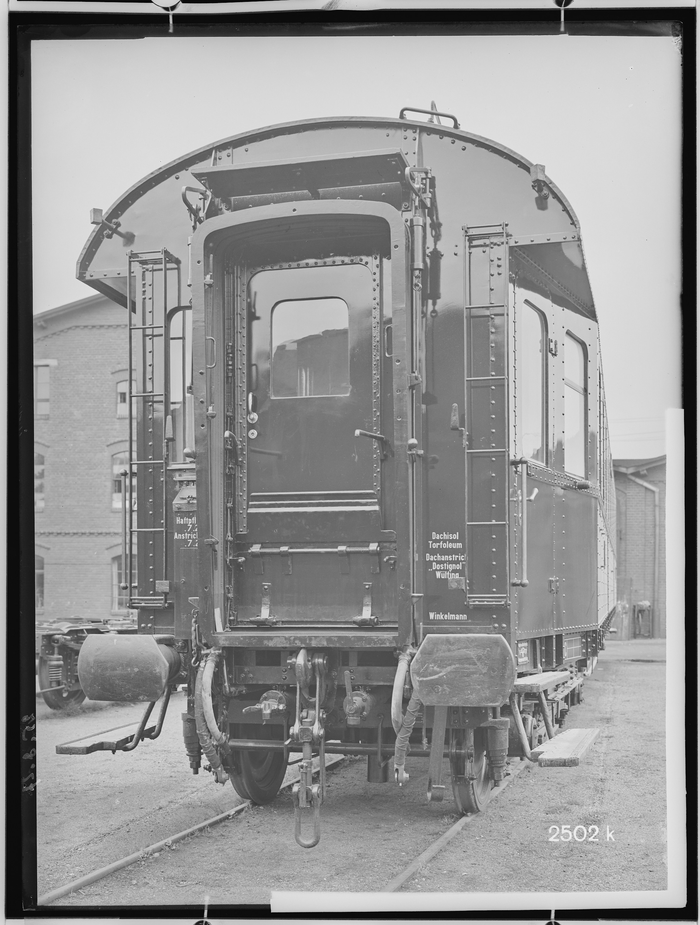 Fotografie: vierachsiger D-Zugwagen dritte Klasse (Außenansicht II), 1927 (Schenkung der Bombardier Transportation, Werk Görlitz | Eigentum/Sammlung der Verkehrsmuseums Dresden gGmbH CC BY-NC-SA)