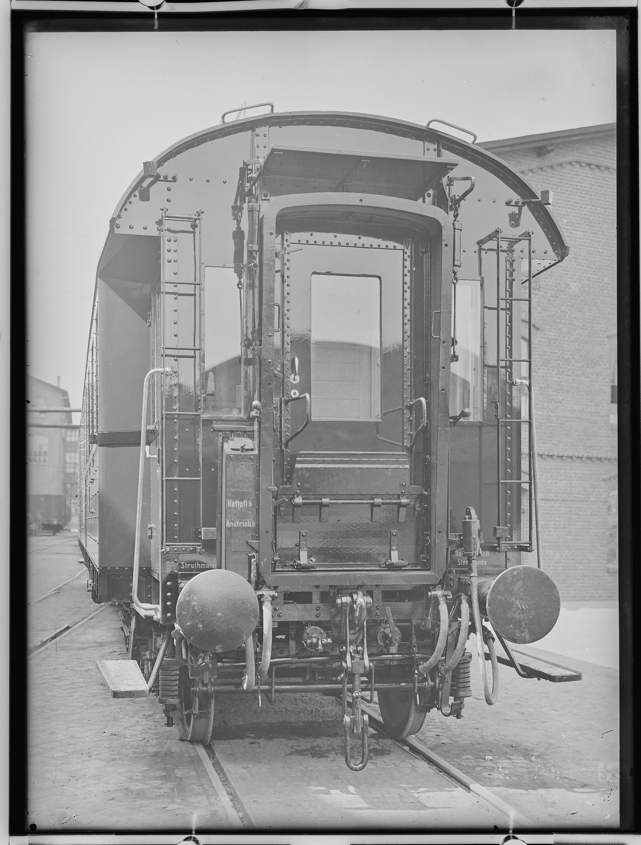 Fotografie: vierachsiger D-Zugwagen dritte Klasse (Außenansicht II, Stirnansicht), 1929 (Schenkung der Bombardier Transportation, Werk Görlitz | Eigentum/Sammlung der Verkehrsmuseums Dresden gGmbH CC BY-NC-SA)