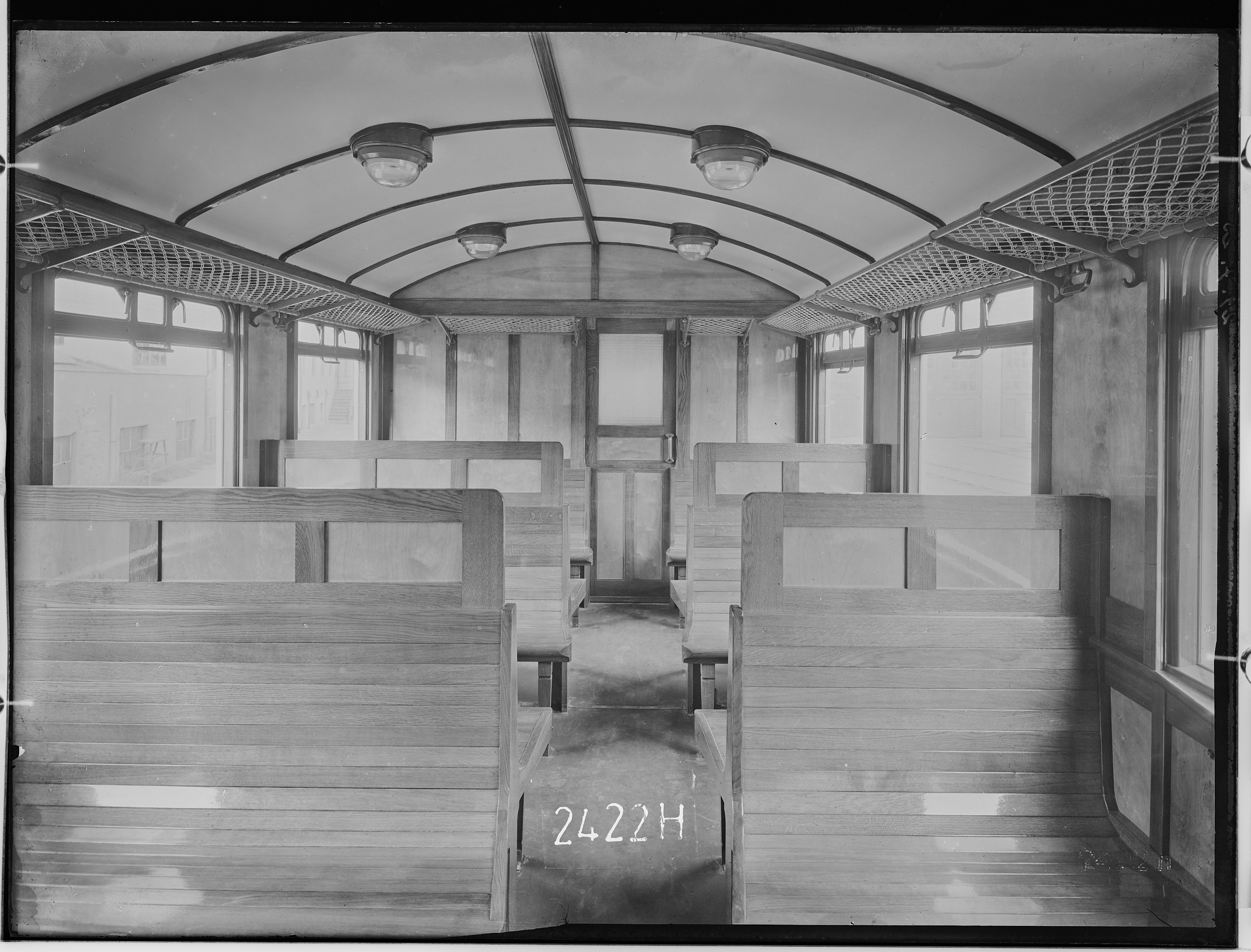 Fotografie: vierachsiger D-Zugwagen dritte Klasse (Innenansicht I), 1925 (Schenkung der Bombardier Transportation, Werk Görlitz | Eigentum/Sammlung der Verkehrsmuseums Dresden gGmbH CC BY-NC-SA)
