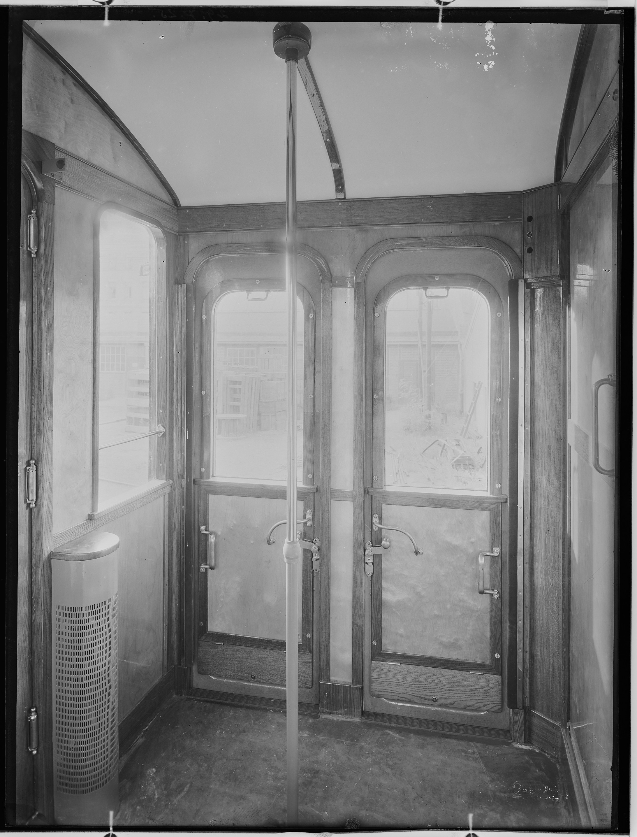 Fotografie: vierachsiger D-Zugwagen dritte Klasse (Innenansicht II), 1925 (Schenkung der Bombardier Transportation, Werk Görlitz | Eigentum/Sammlung der Verkehrsmuseums Dresden gGmbH CC BY-NC-SA)