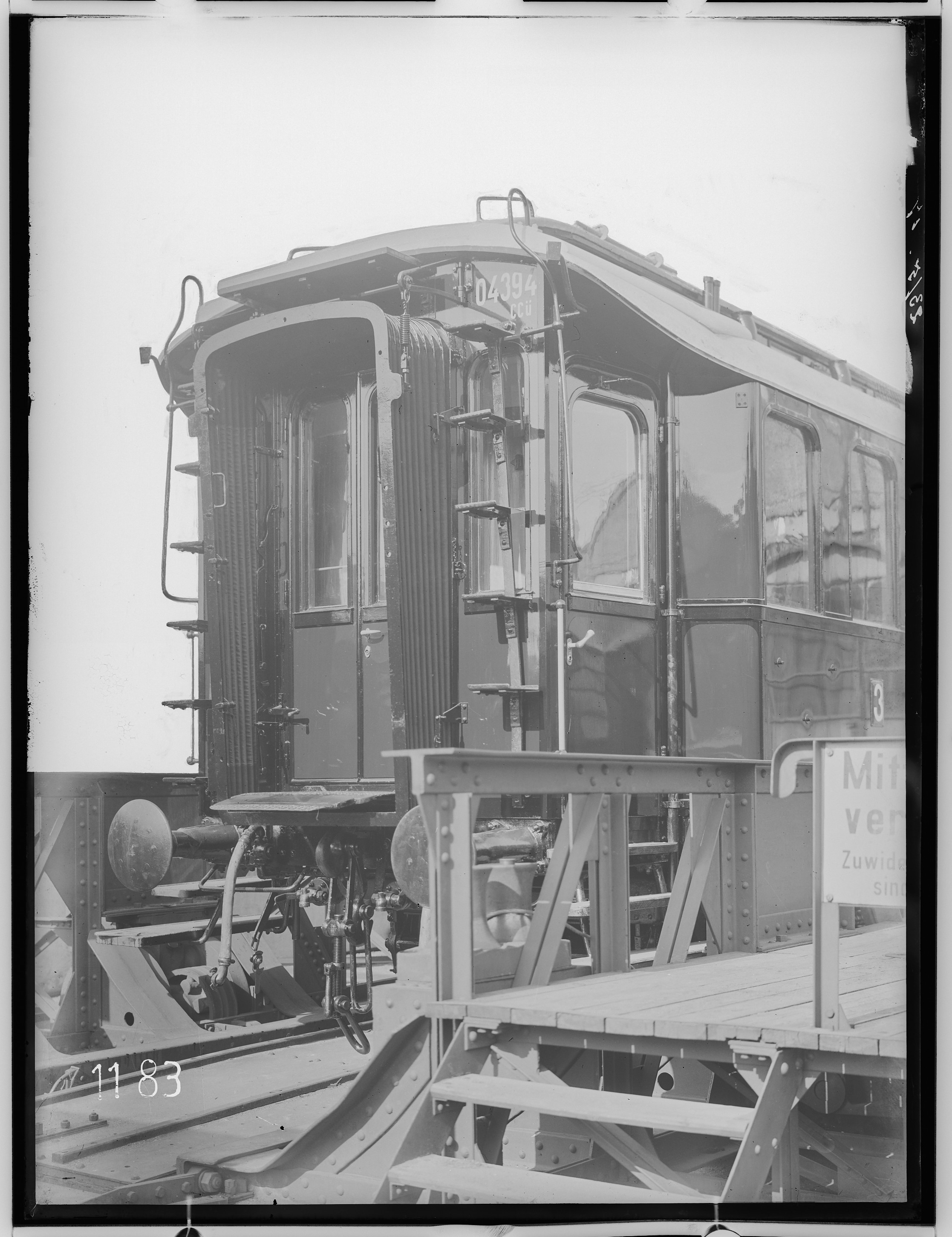 Fotografie: vierachsiger D-Zugwagen dritte Klasse (Stirnansicht), 1917 (Schenkung der Bombardier Transportation, Werk Görlitz | Eigentum/Sammlung der Verkehrsmuseums Dresden gGmbH CC BY-NC-SA)